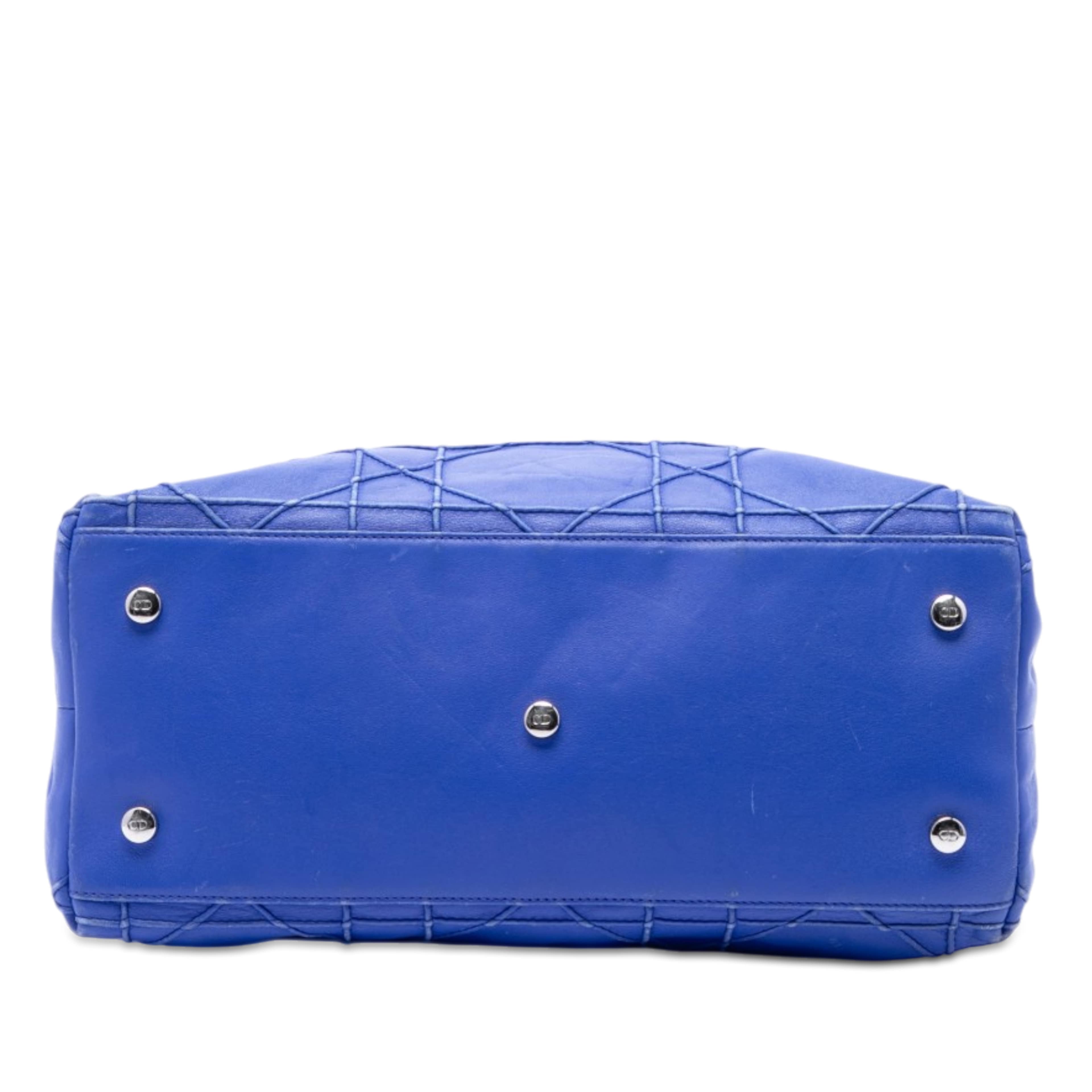 Dior Medium Lambskin Cannage Polochon Granville Satchel, från Luxclusif, i färgen blå. Klicka för att öppna bilden i stort format