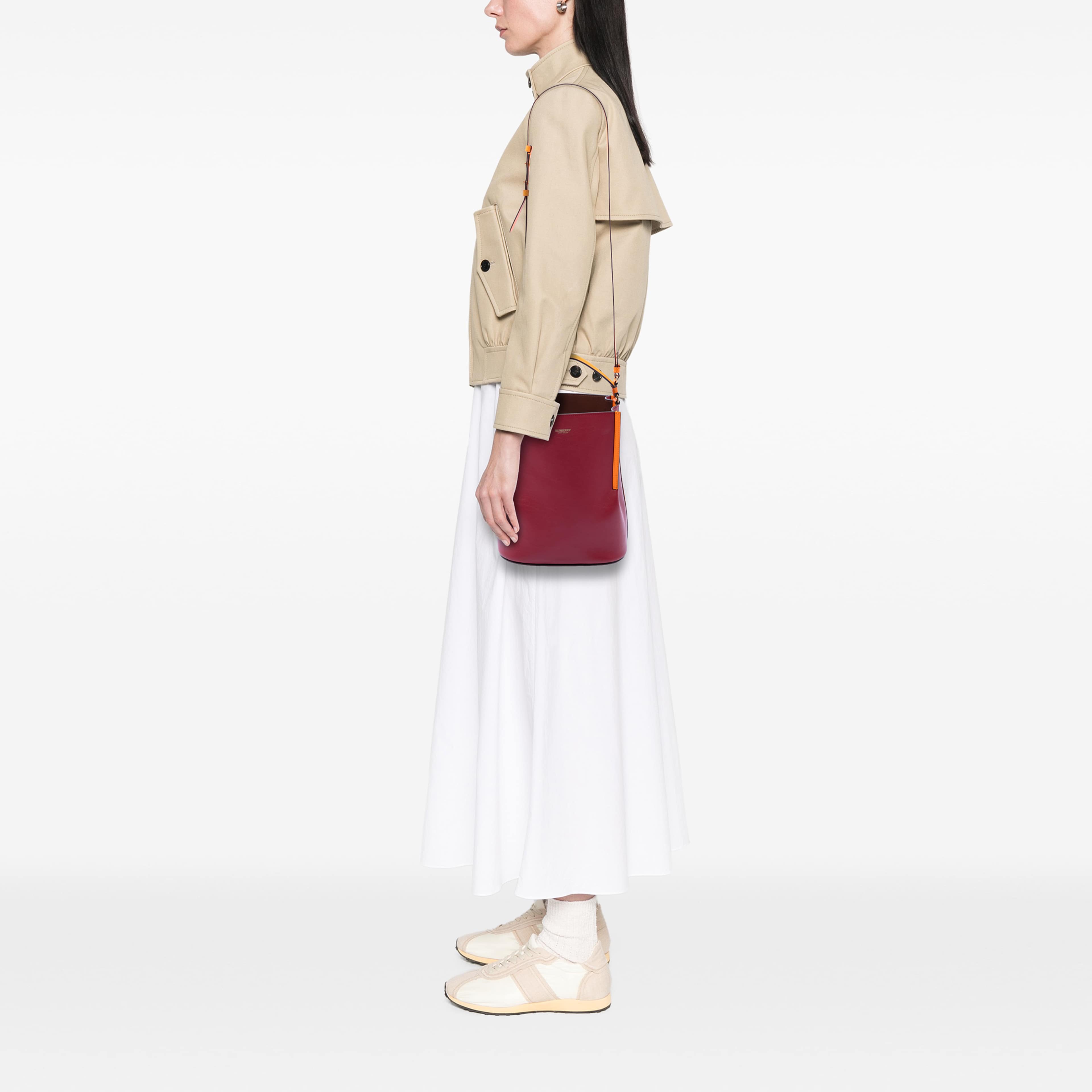 Burberry Small Leather Peggy Bucket Bag, från Luxclusif, i färgen röd. Klicka för att öppna bilden i stort format
