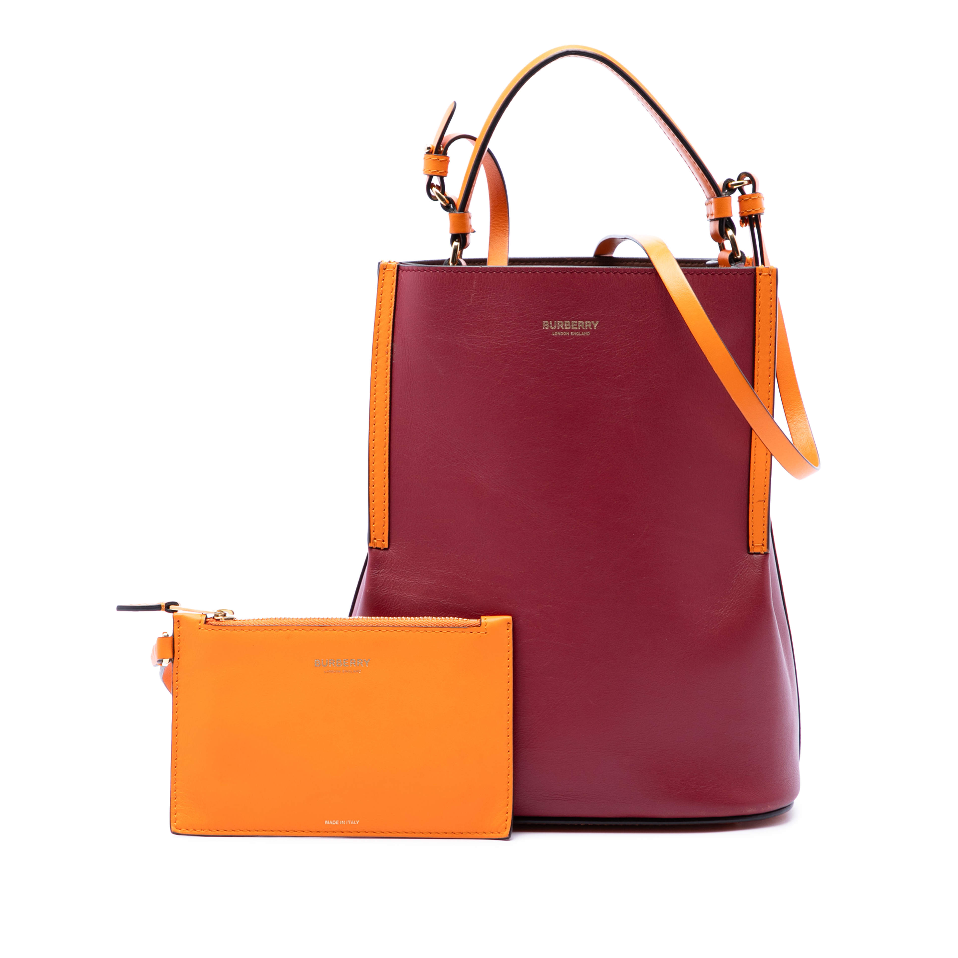 Burberry Small Leather Peggy Bucket Bag, från Luxclusif, i färgen röd. Klicka för att öppna bilden i stort format