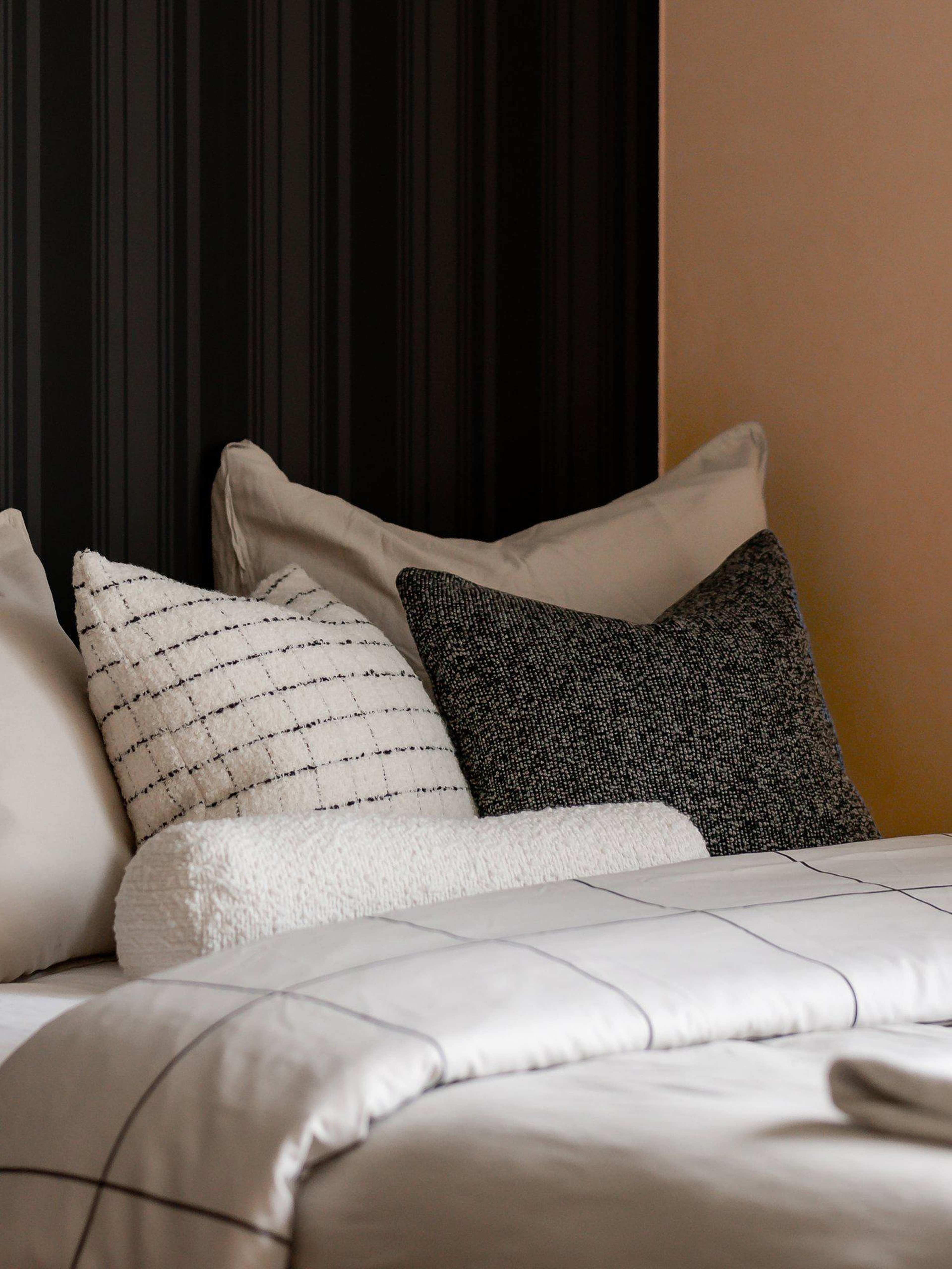 Zayn Kuddfodral, från Svanefors, i färgen mörkgrå. Klicka för att öppna bilden i stort format