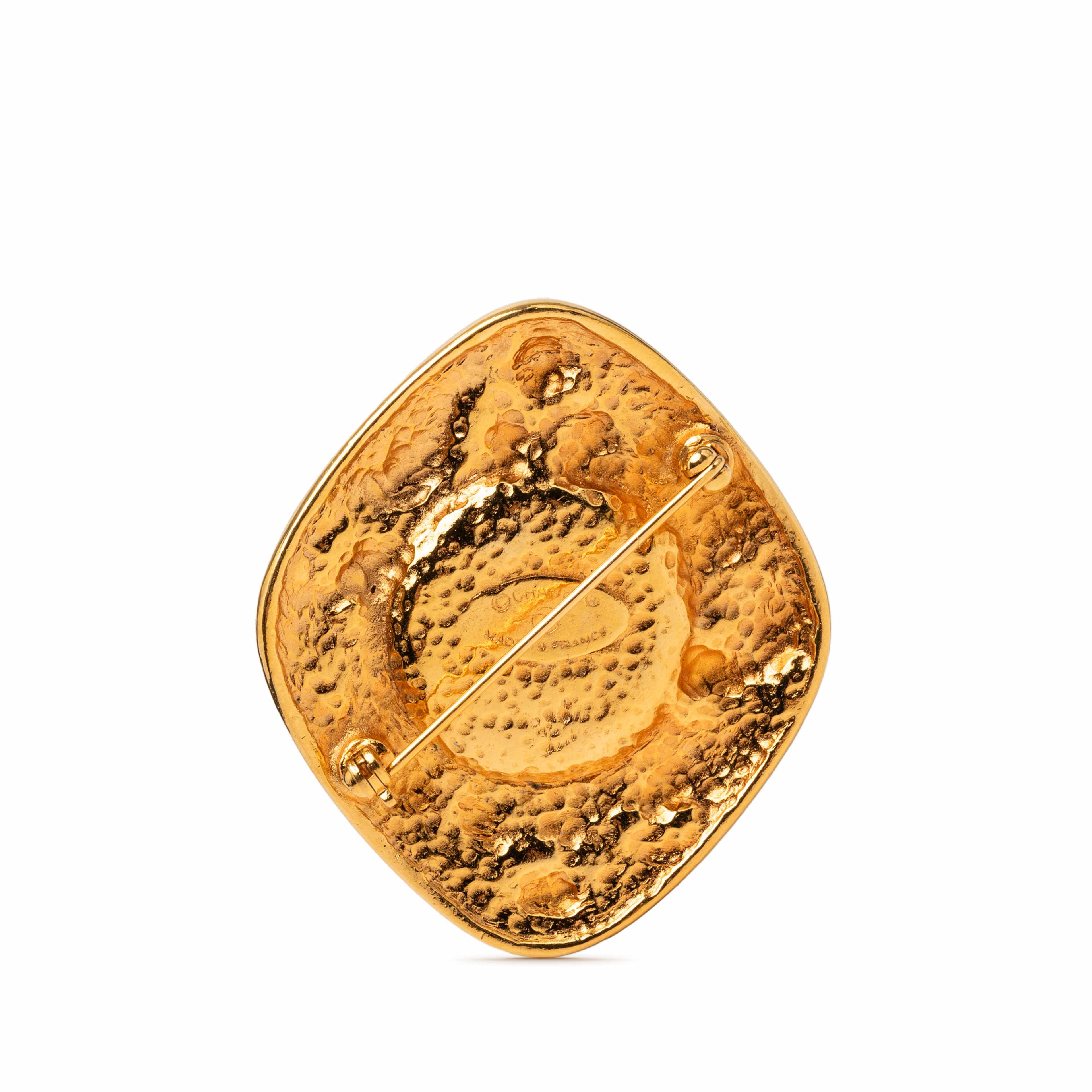Chanel Gold Plated Baroque Faux Pearl Brooch, från Luxclusif, i färgen guld. Klicka för att öppna bilden i stort format