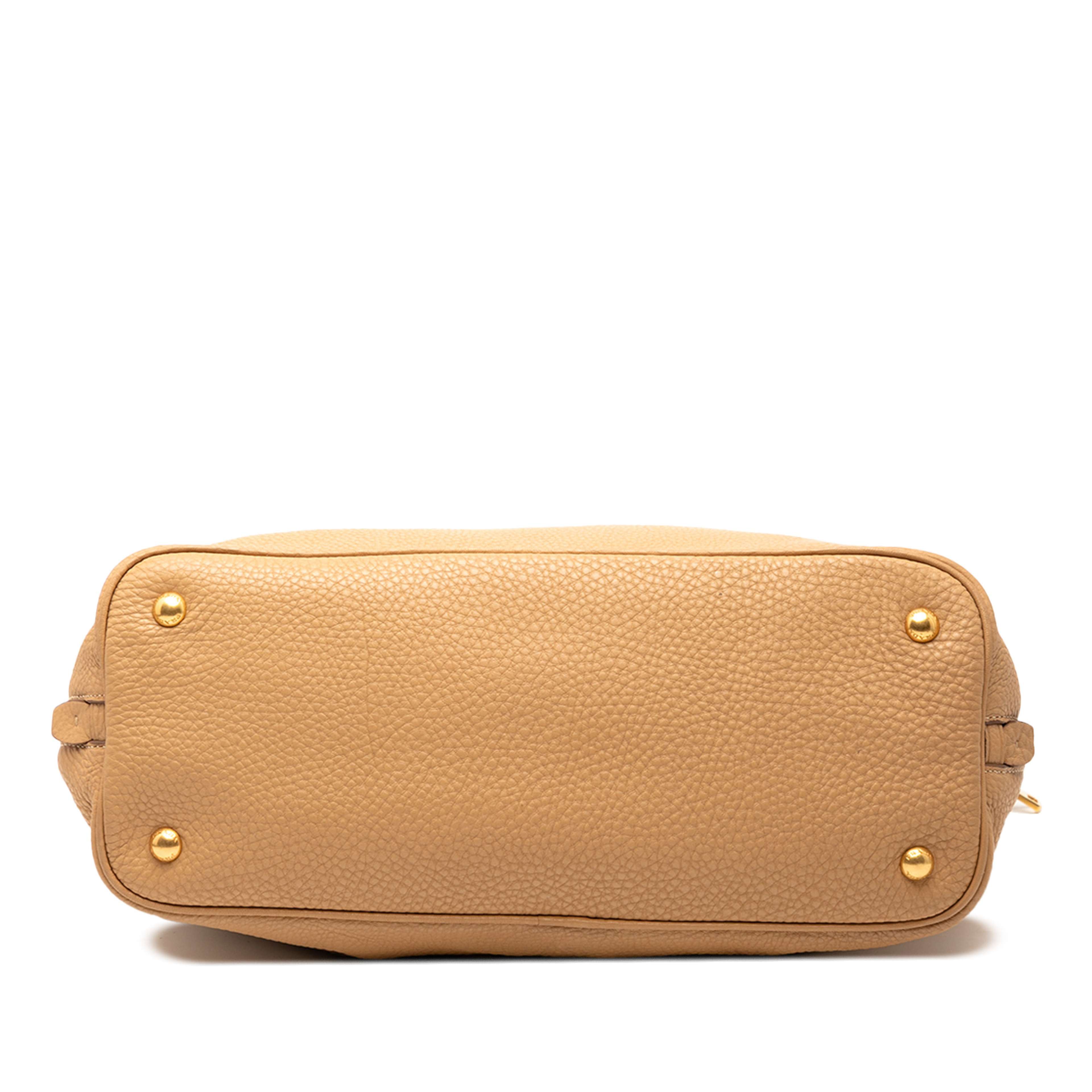 Prada Vitello Daino Side Zip Convertible Tote, från Luxclusif, i färgen beige. Klicka för att öppna bilden i stort format