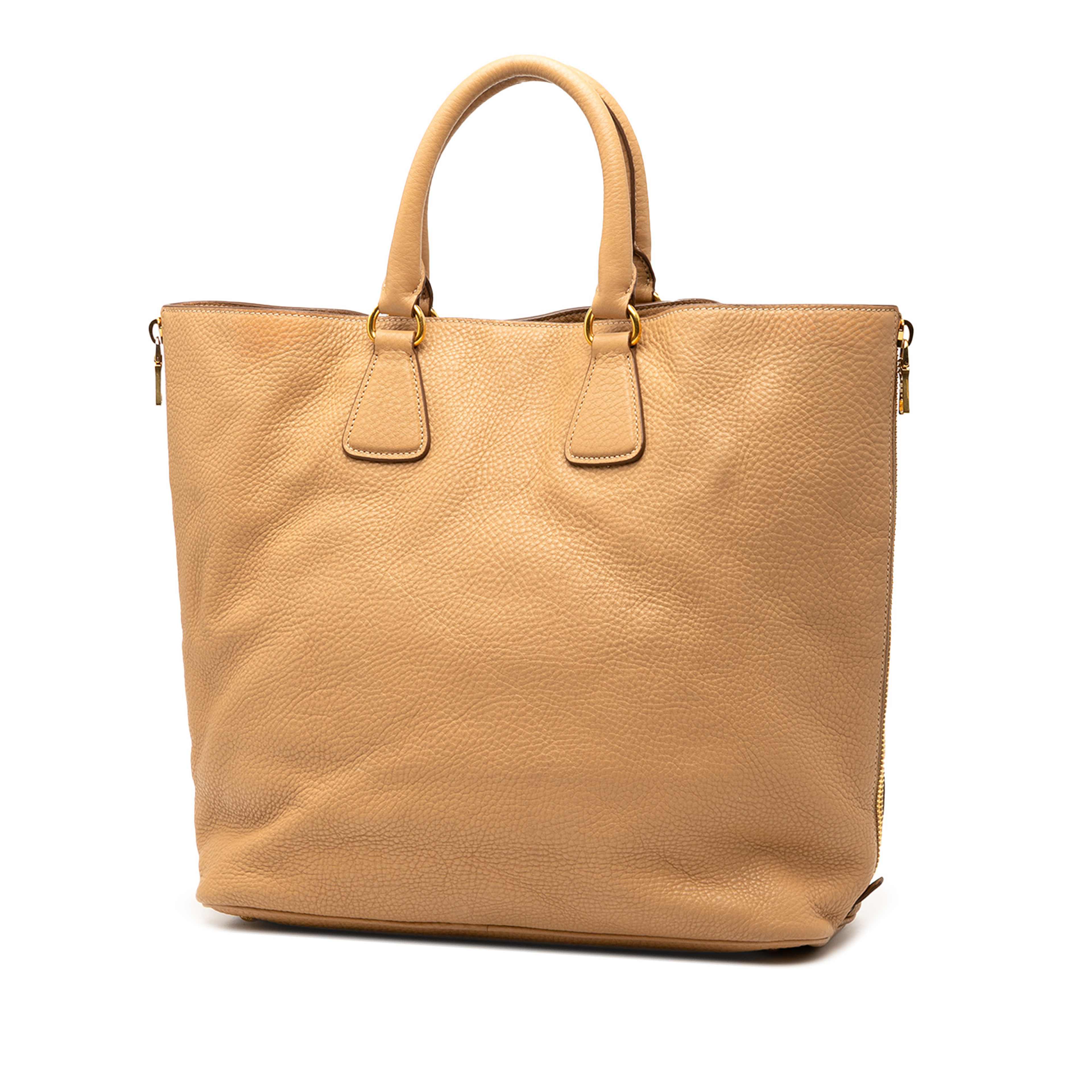 Prada Vitello Daino Side Zip Convertible Tote, från Luxclusif, i färgen beige. Klicka för att öppna bilden i stort format