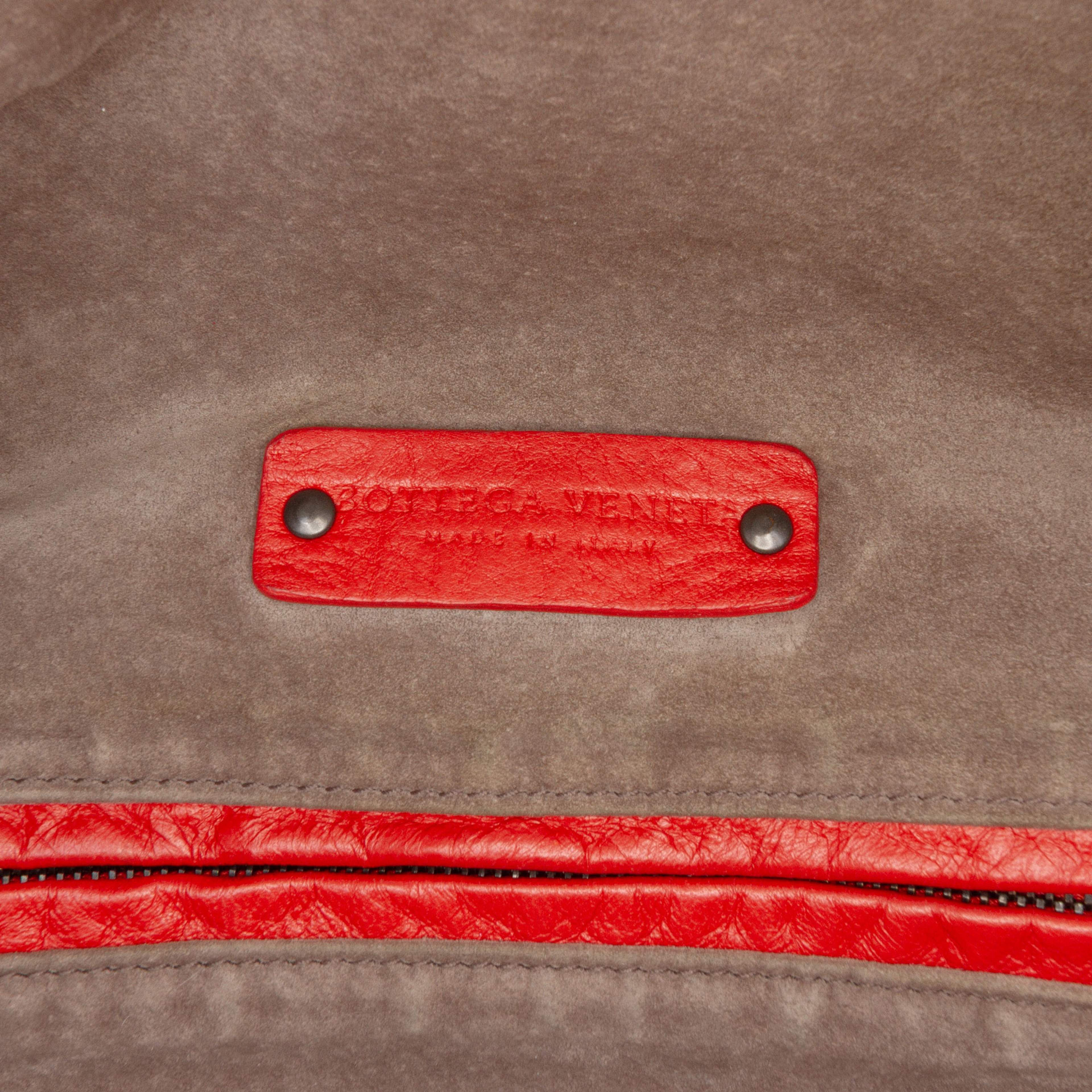 Bottega Veneta Nappa Intrecciato Cube Tote, från Luxclusif, i färgen red. Klicka för att öppna bilden i stort format