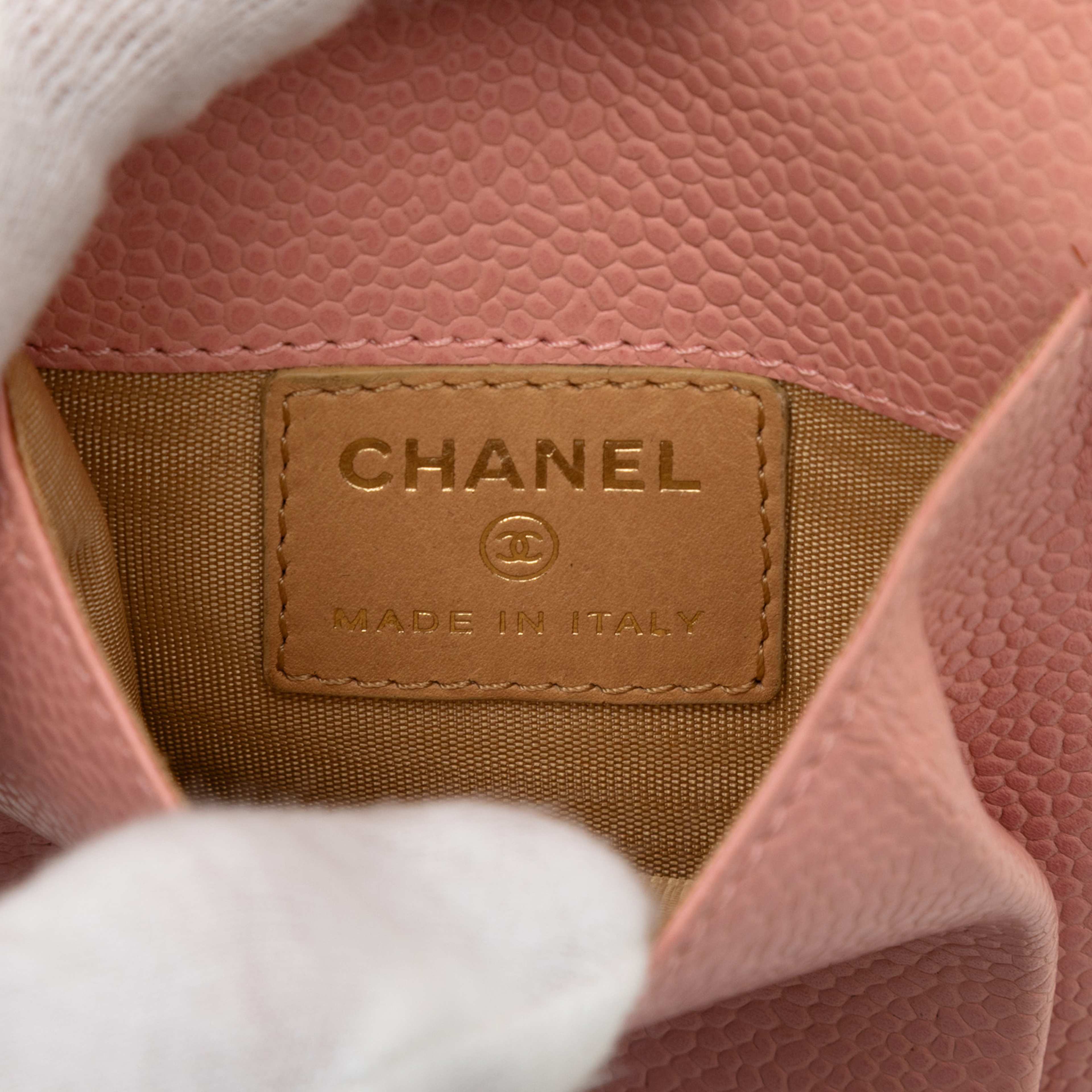 Chanel Cc Caviar Cigarette Case, från Luxclusif, i färgen pink. Klicka för att öppna bilden i stort format