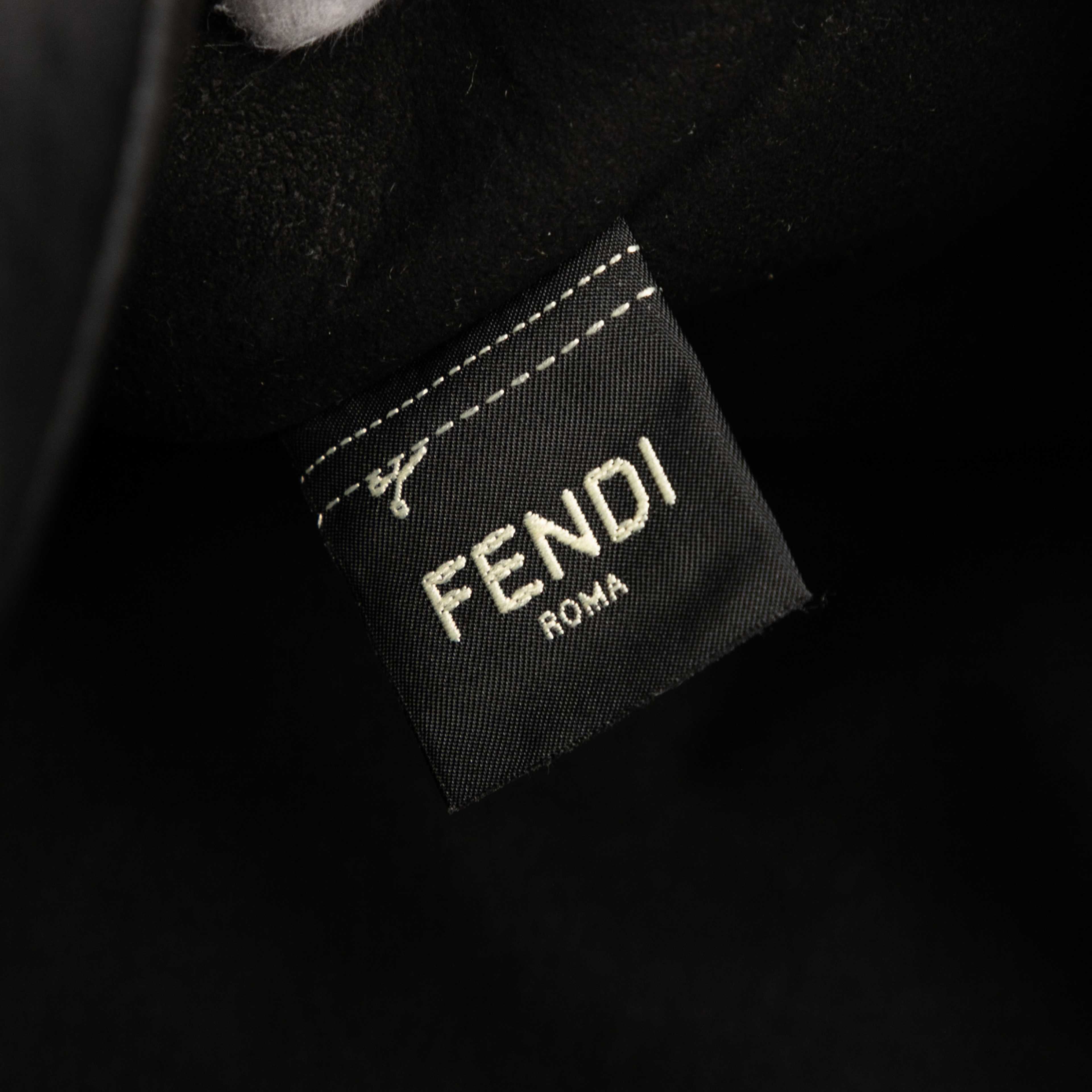 Fendi Embossed Leather Logo Shopper Tote, från Luxclusif, i färgen black. Klicka för att öppna bilden i stort format