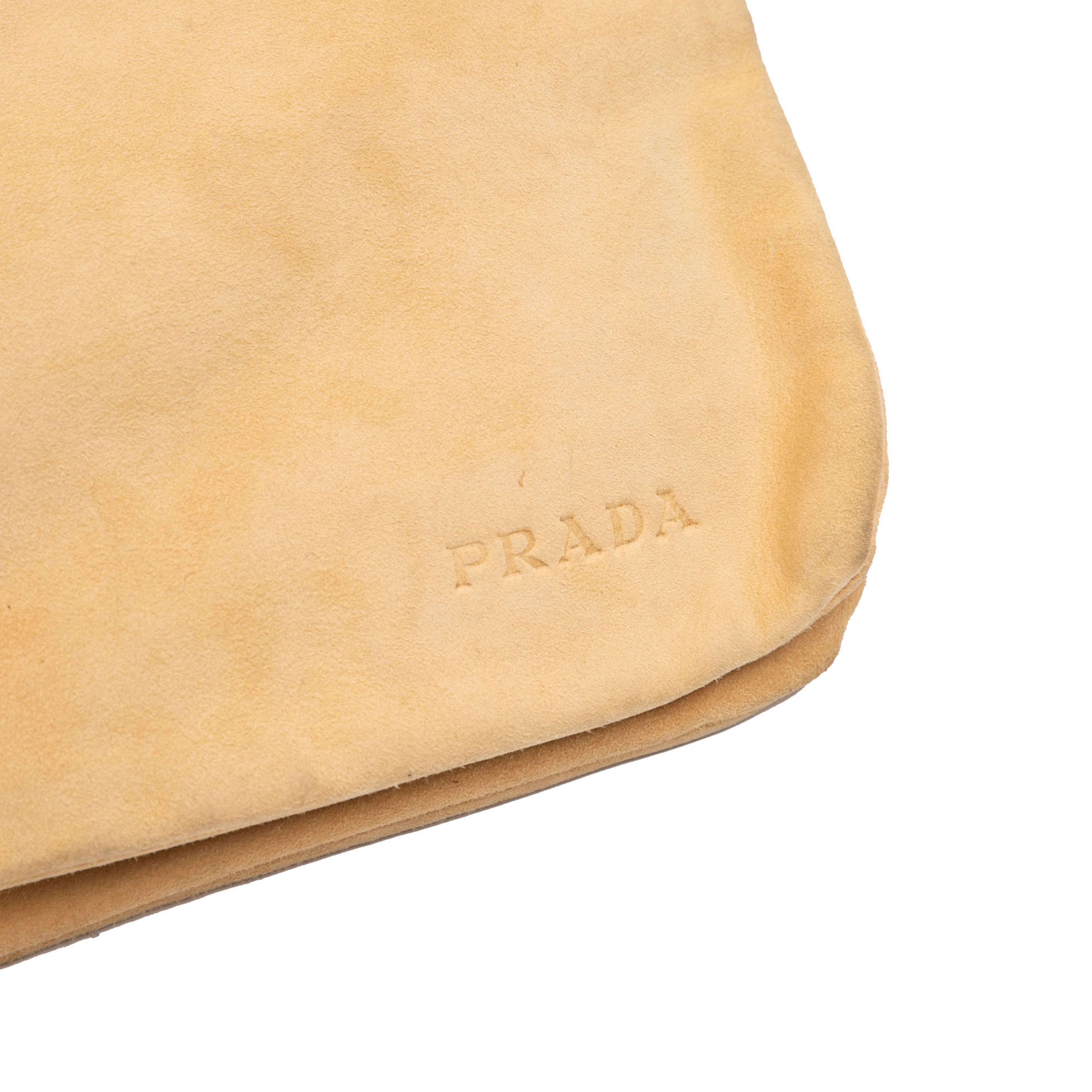 Prada Suede Chain Pochette, från Luxclusif, i färgen beige. Klicka för att öppna bilden i stort format