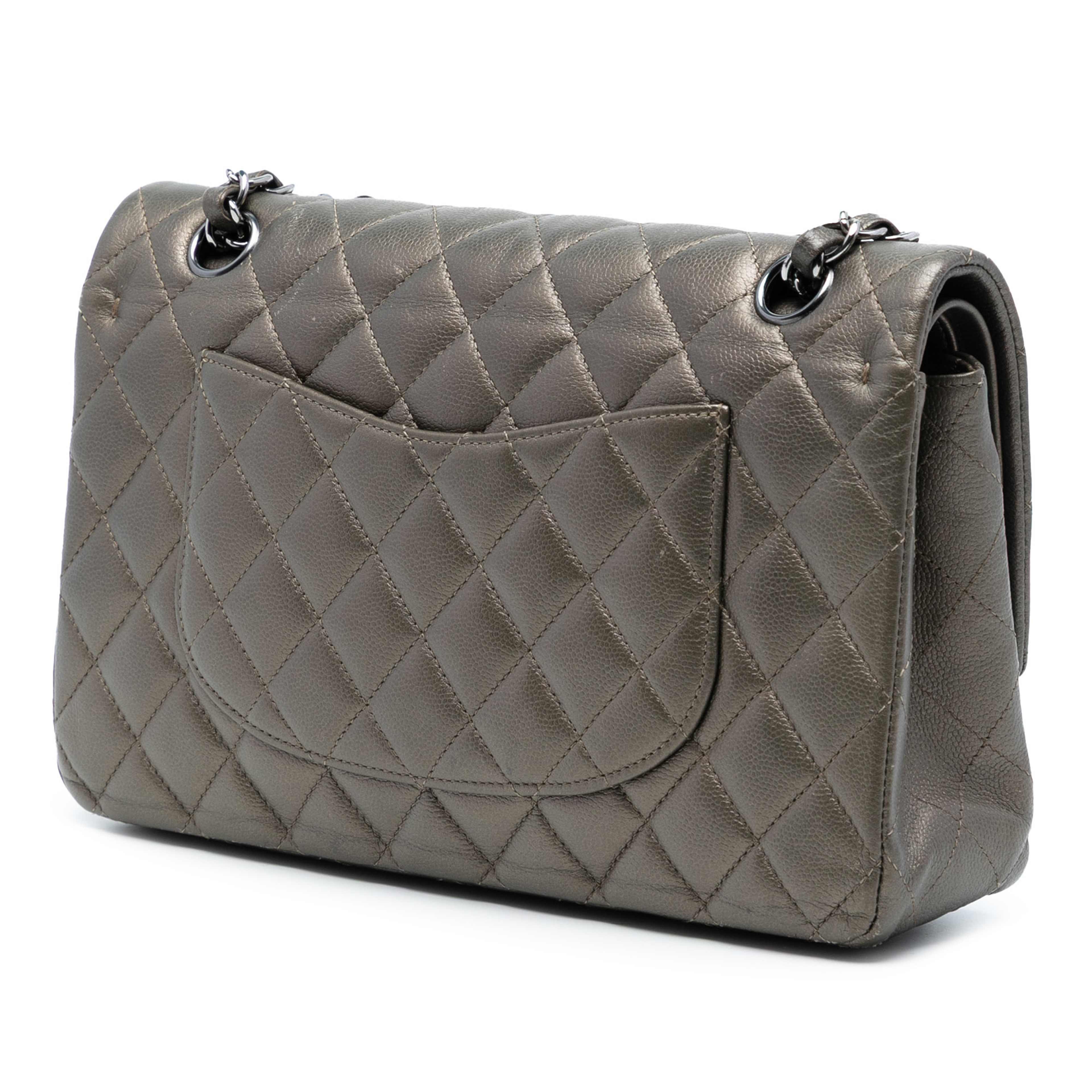 Chanel Medium Classic Metallic Caviar Double Flap, från Luxclusif, i färgen gray. Klicka för att öppna bilden i stort format