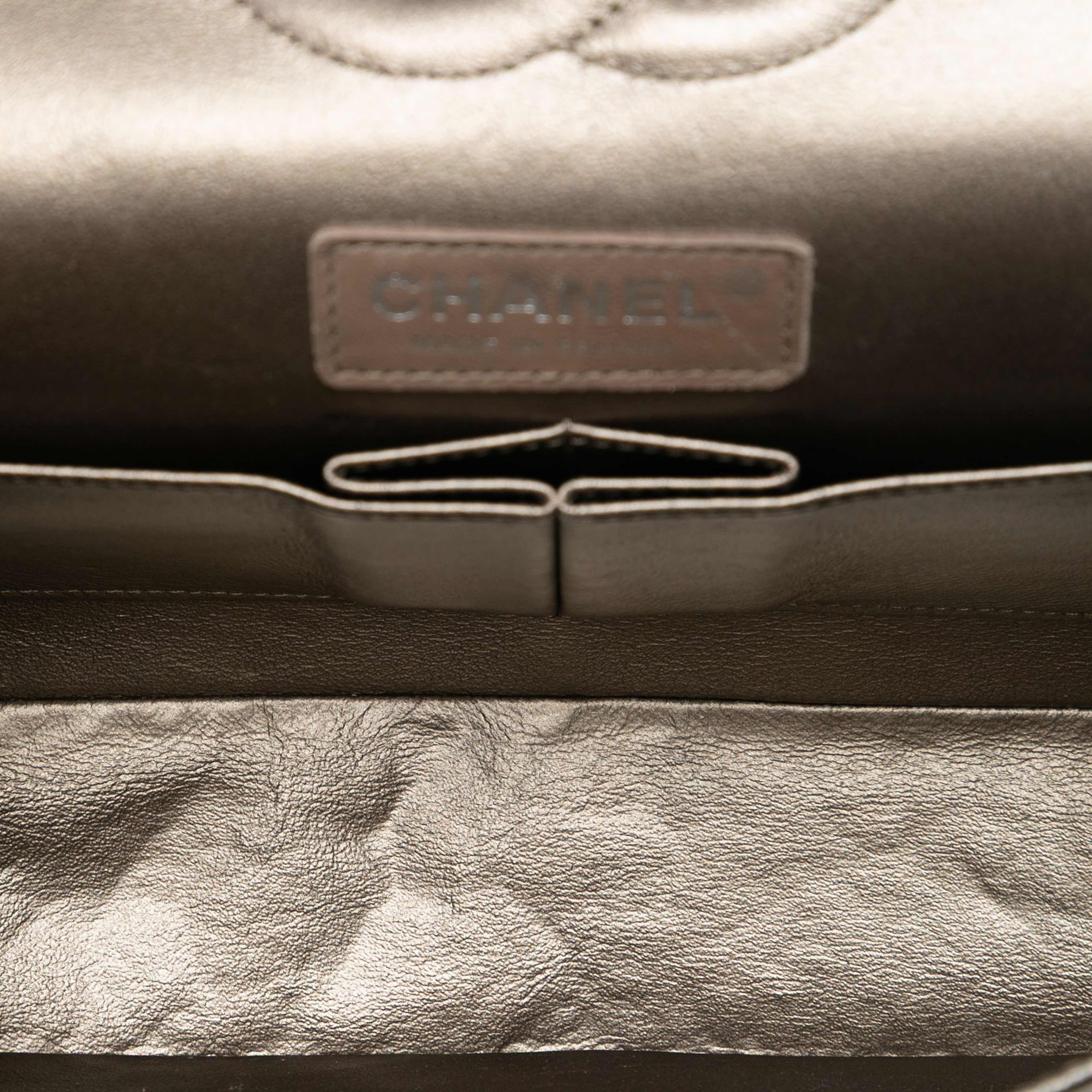 Chanel Medium Classic Metallic Caviar Double Flap, från Luxclusif, i färgen gray. Klicka för att öppna bilden i stort format