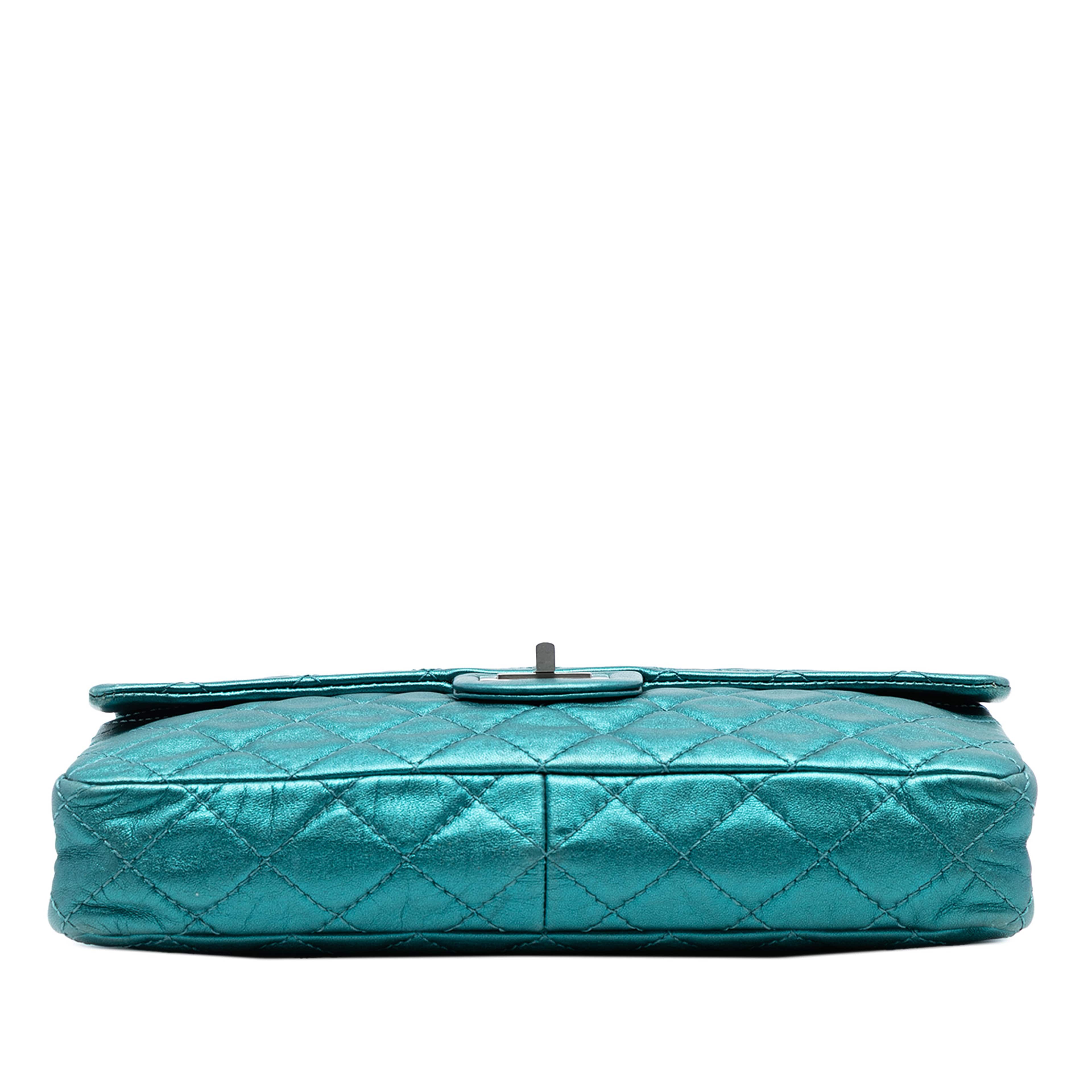 Chanel Quilted Metallic Calfskin Reissue 2.55 Flap 226, från Luxclusif, i färgen turquoise. Klicka för att öppna bilden i stort format