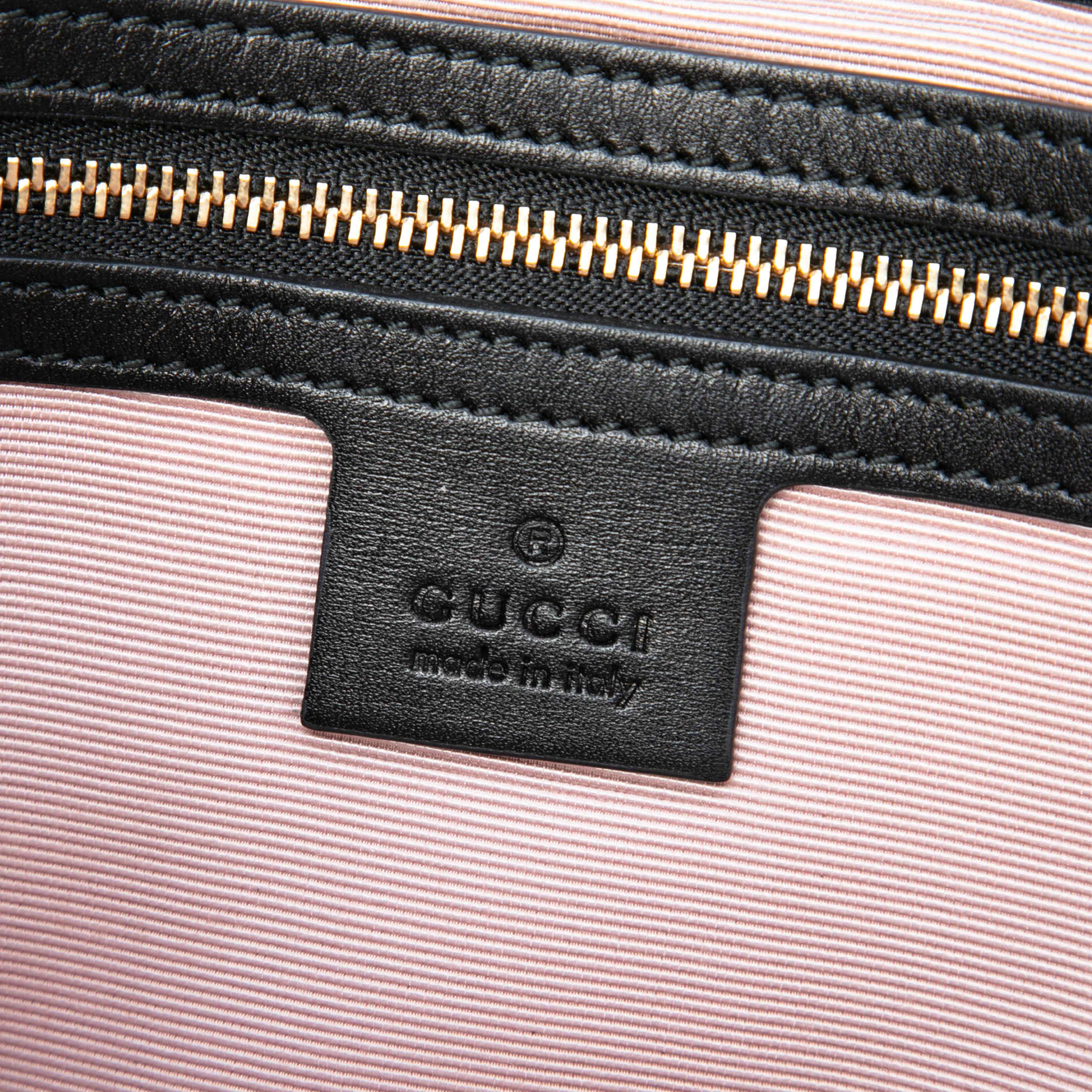 Gucci Medium Suede Arli Crossbody, från Luxclusif, i färgen svart. Klicka för att öppna bilden i stort format