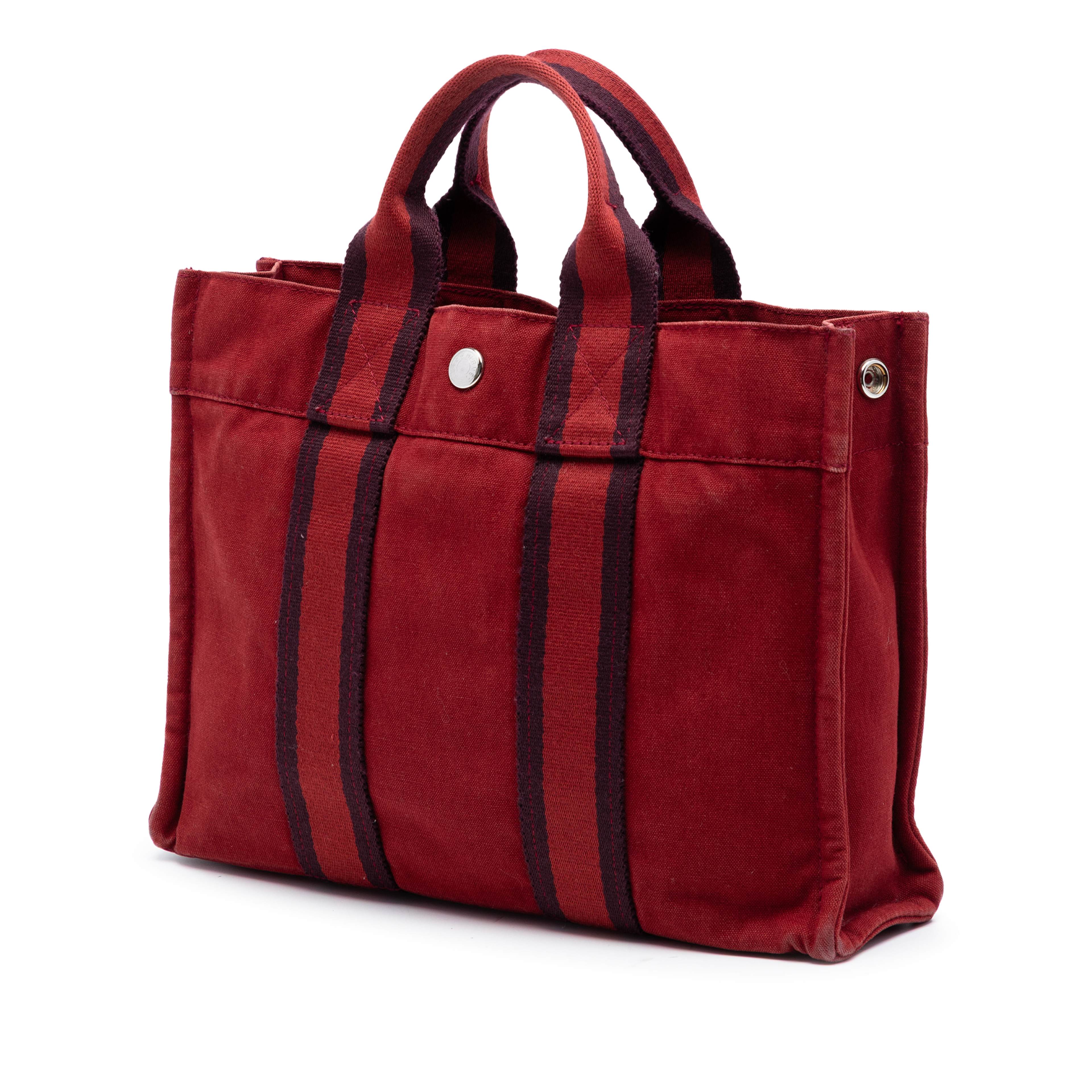 Hermès Canvas Fourre Tout Pm, från Luxclusif, i färgen red. Klicka för att öppna bilden i stort format