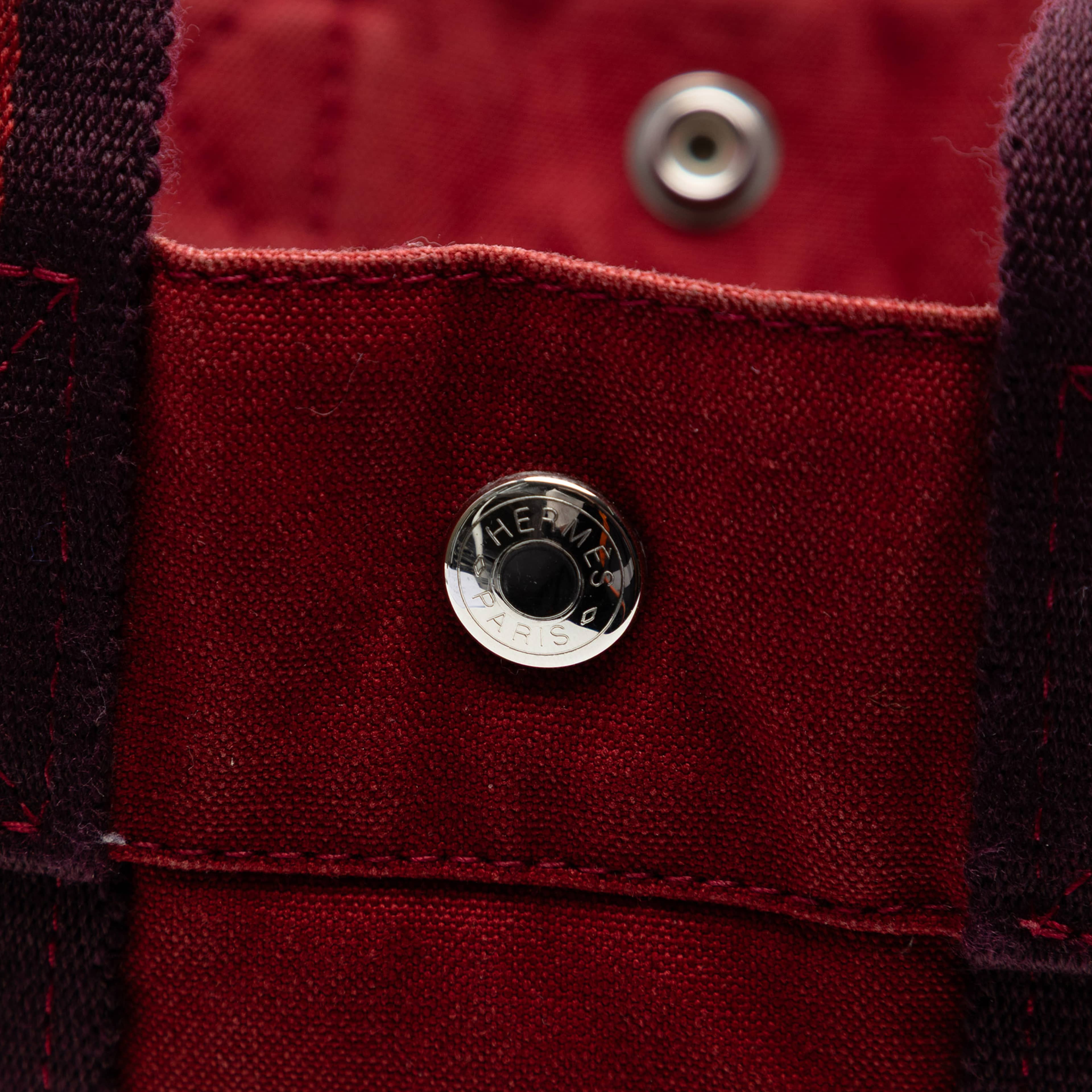 Hermès Canvas Fourre Tout Pm, från Luxclusif, i färgen red. Klicka för att öppna bilden i stort format