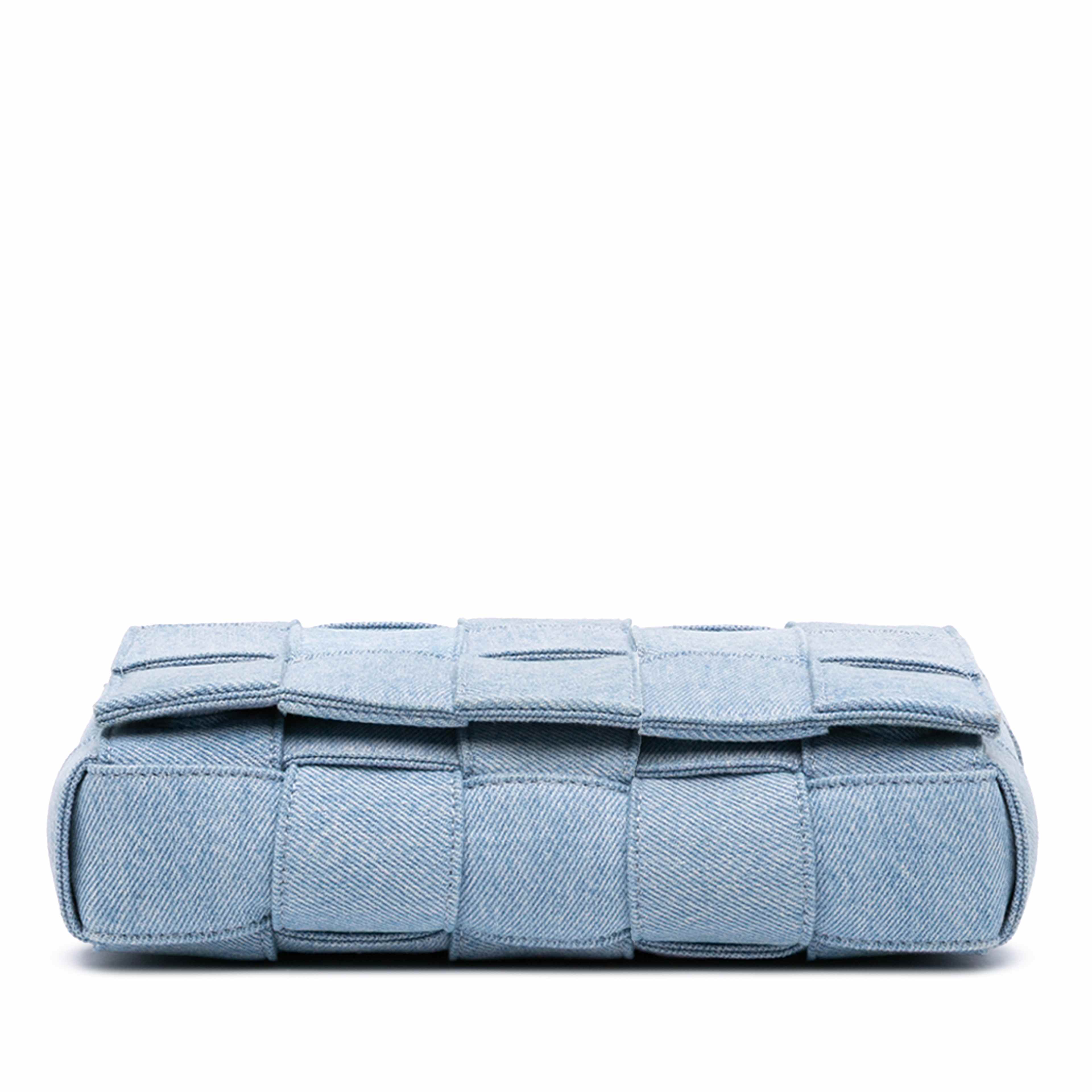 Bottega Veneta Denim Intrecciato Cassette Crossbody, från Luxclusif, i färgen denim. Klicka för att öppna bilden i stort format