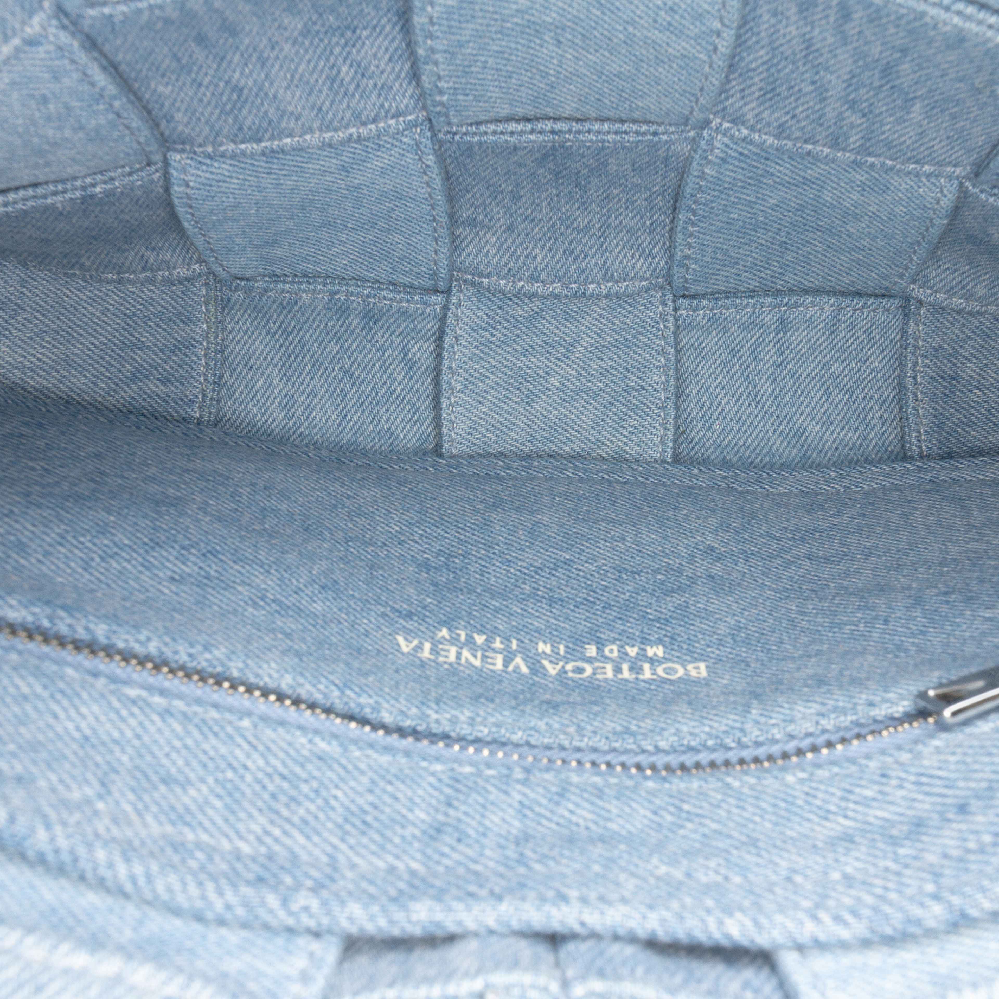 Bottega Veneta Denim Intrecciato Cassette Crossbody, från Luxclusif, i färgen denim. Klicka för att öppna bilden i stort format