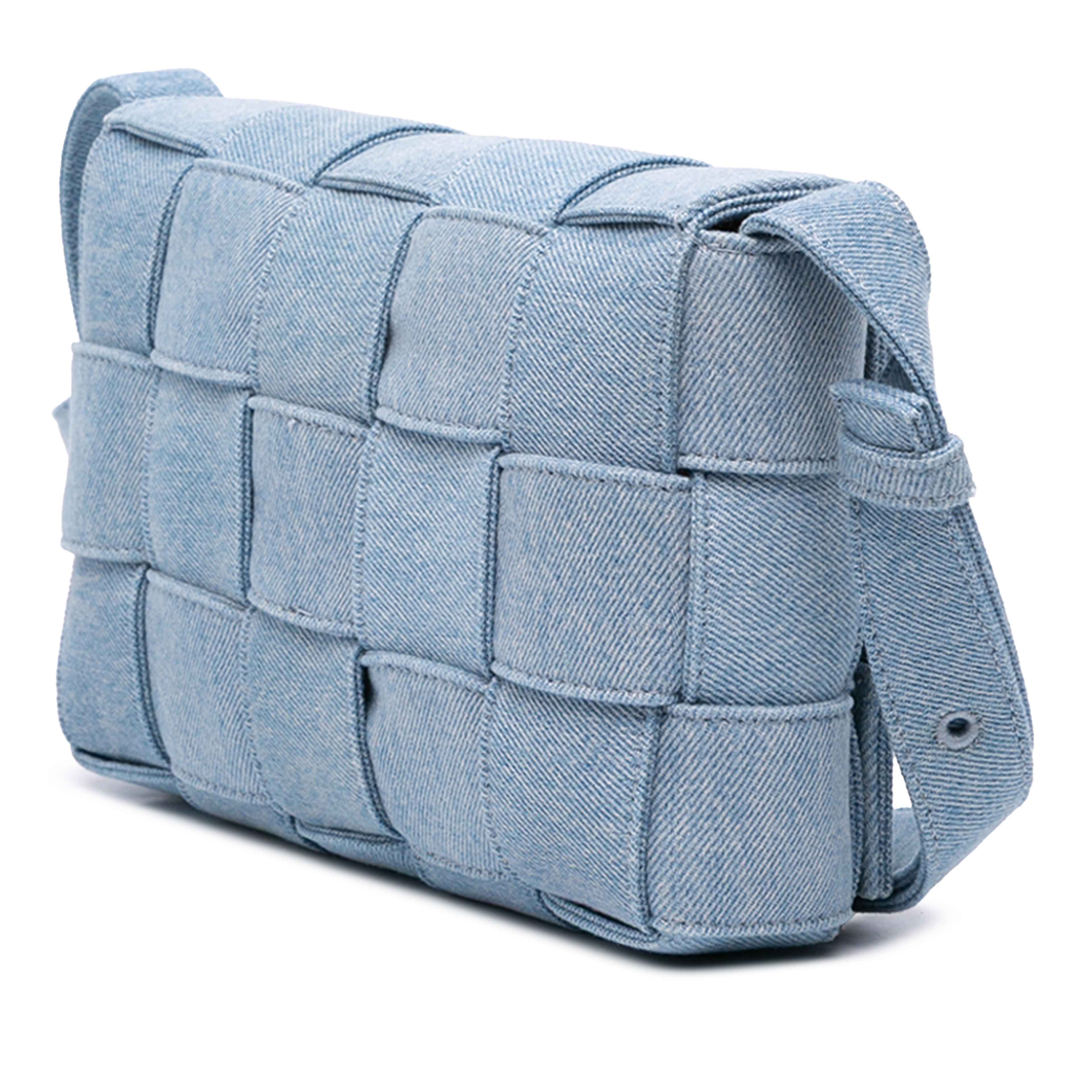 Bottega Veneta Denim Intrecciato Cassette Crossbody, från Luxclusif, i färgen denim. Klicka för att öppna bilden i stort format