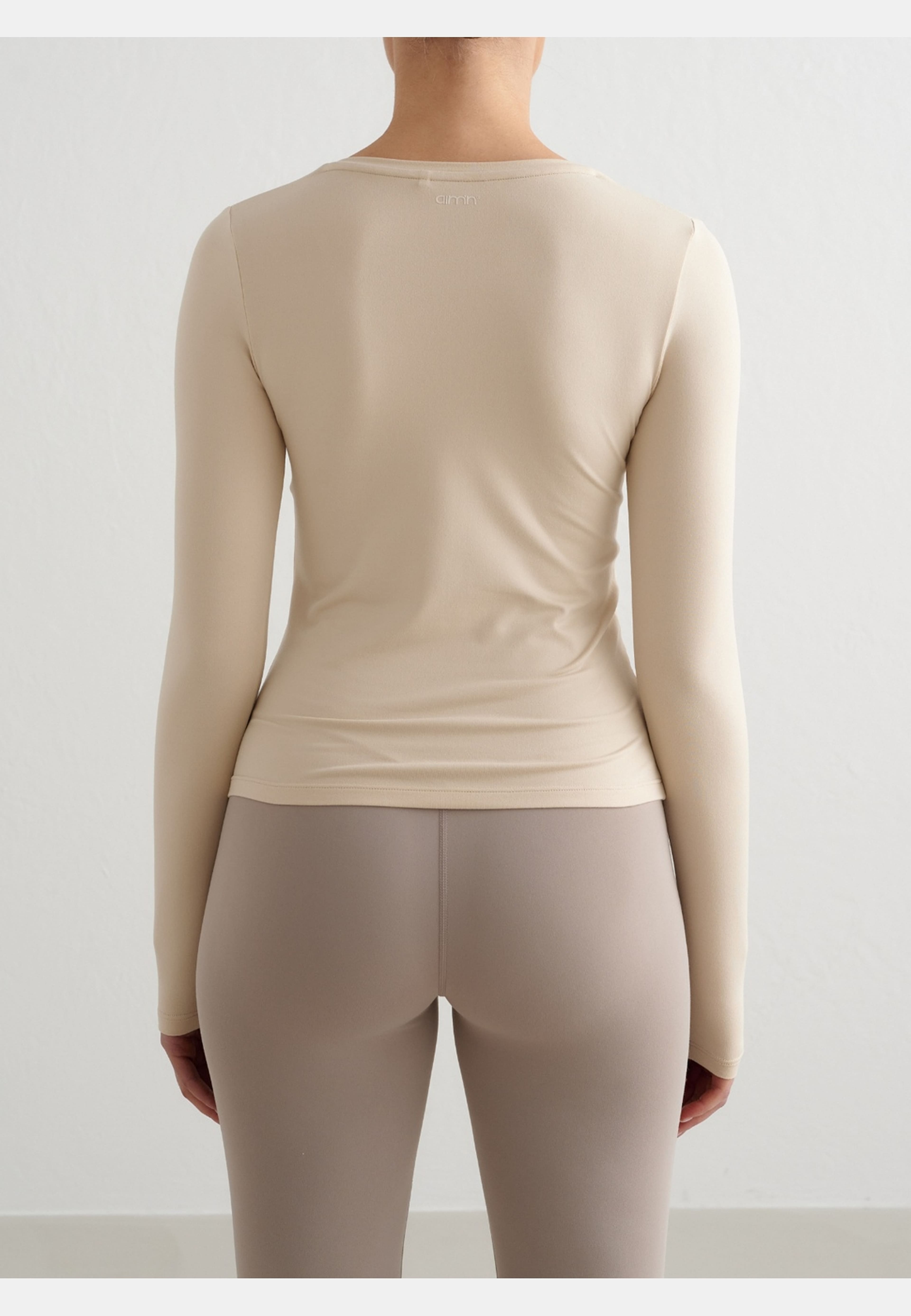 Soft Basic V-neck Long Sleeve, från aim'n, i färgen café au lait. Klicka för att öppna bilden i stort format