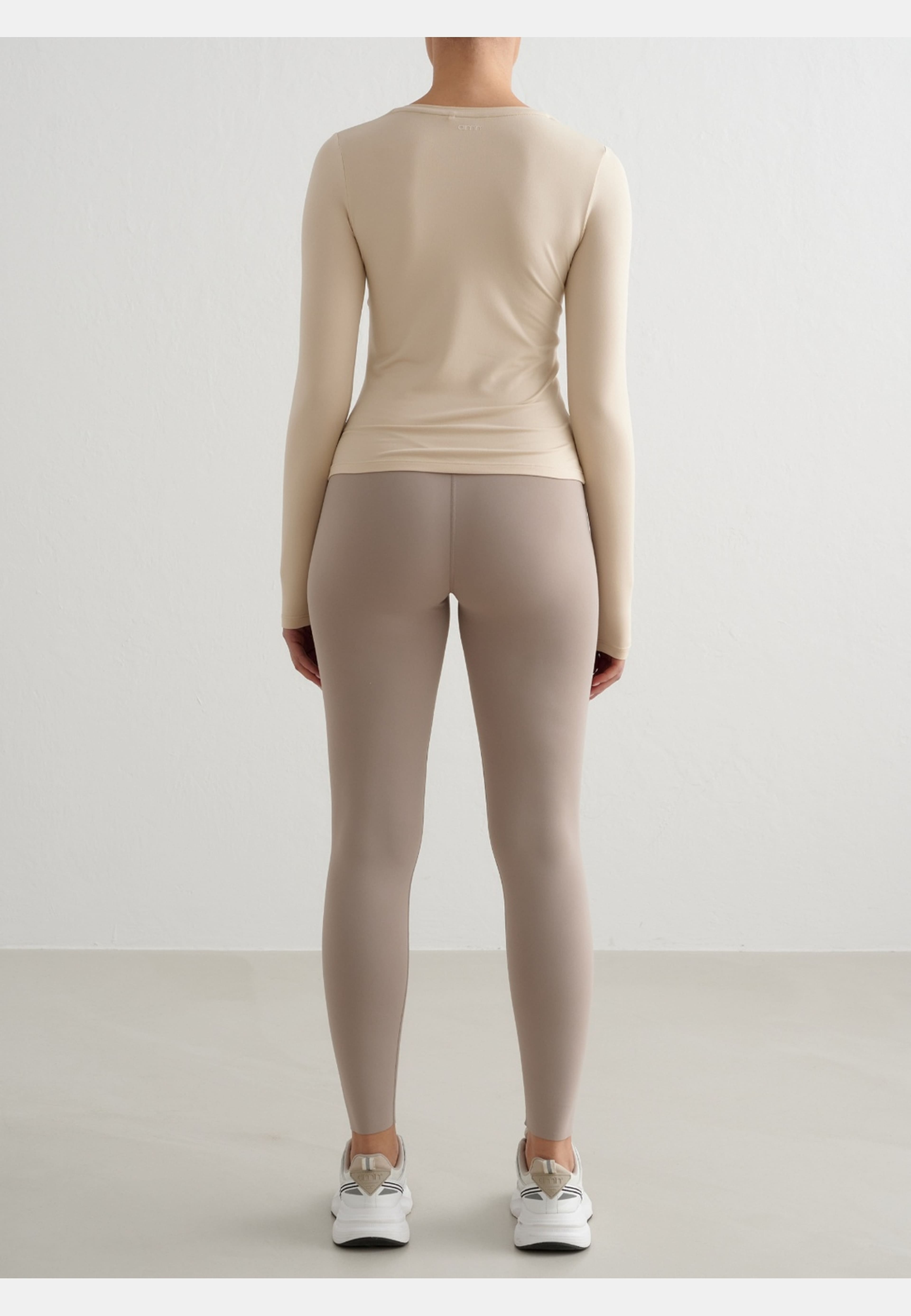 Soft Basic V-neck Long Sleeve, från aim'n, i färgen café au lait. Klicka för att öppna bilden i stort format