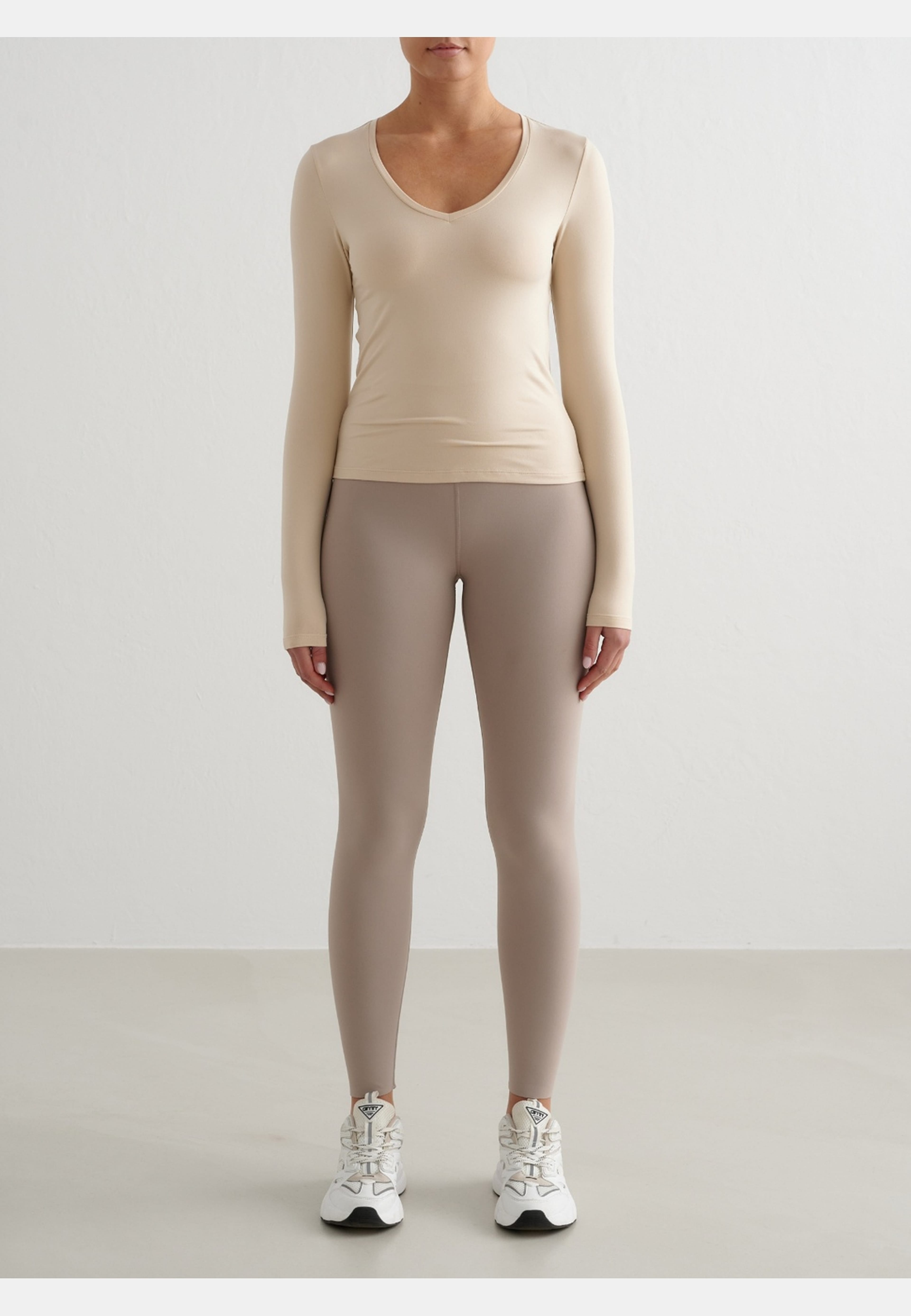 Soft Basic V-neck Long Sleeve, från aim'n, i färgen café au lait. Klicka för att öppna bilden i stort format