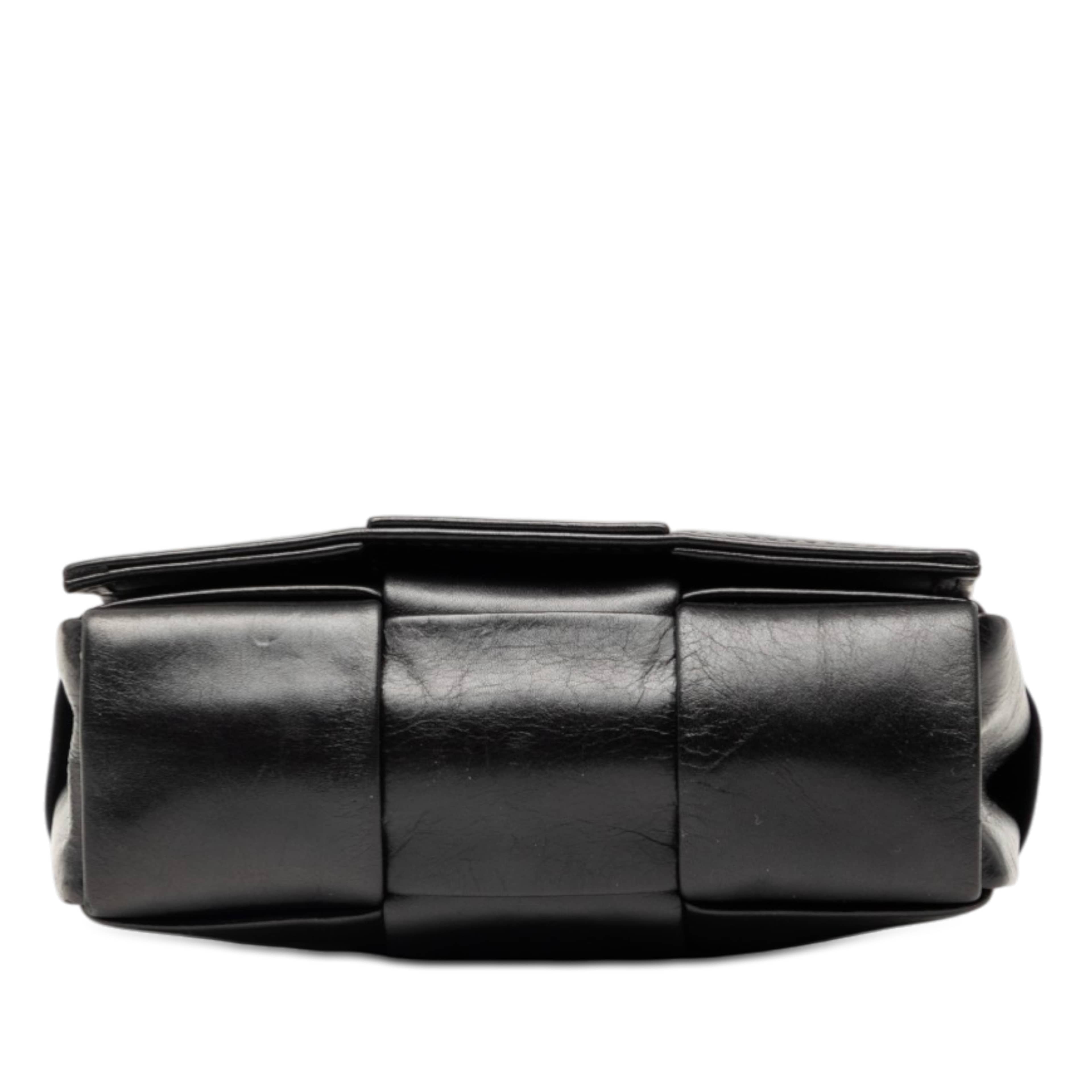 Bottega Veneta Candy Paper Calfskin Intrecciato Cassette Crossbody, från Luxclusif, i färgen svart. Klicka för att öppna bilden i stort format