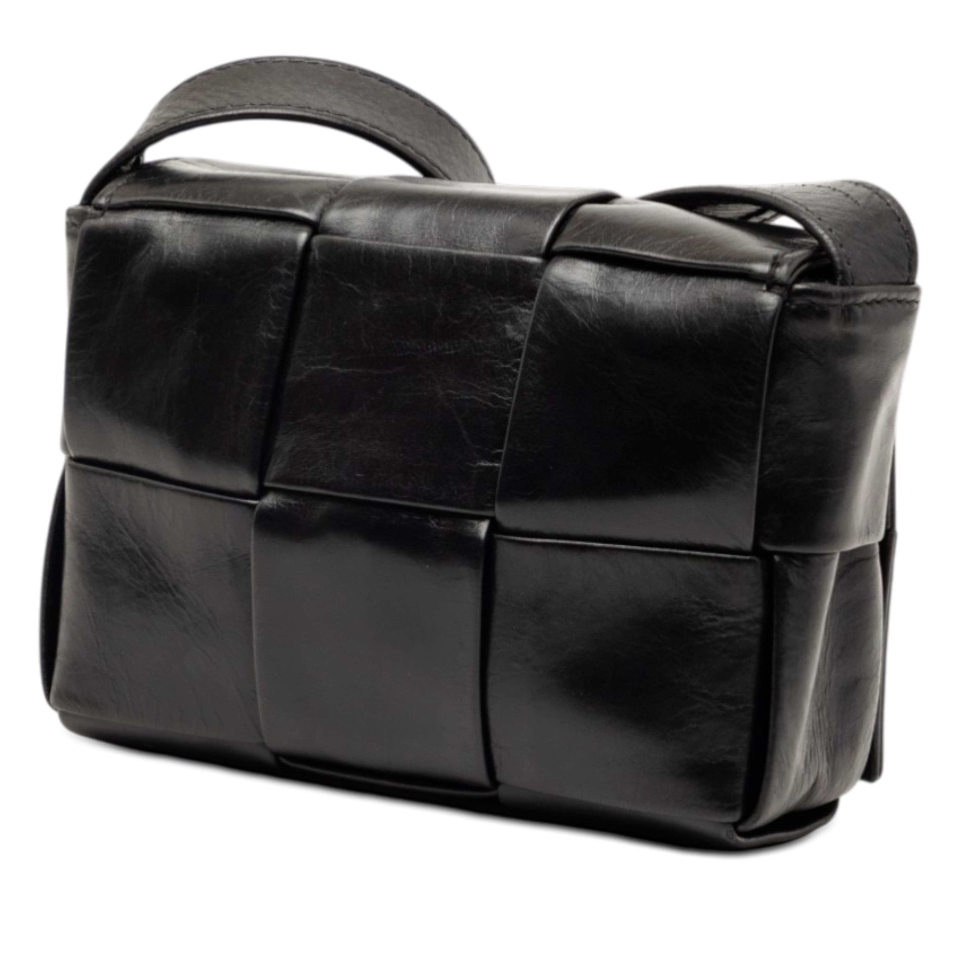 Bottega Veneta Candy Paper Calfskin Intrecciato Cassette Crossbody, från Luxclusif, i färgen svart. Klicka för att öppna bilden i stort format
