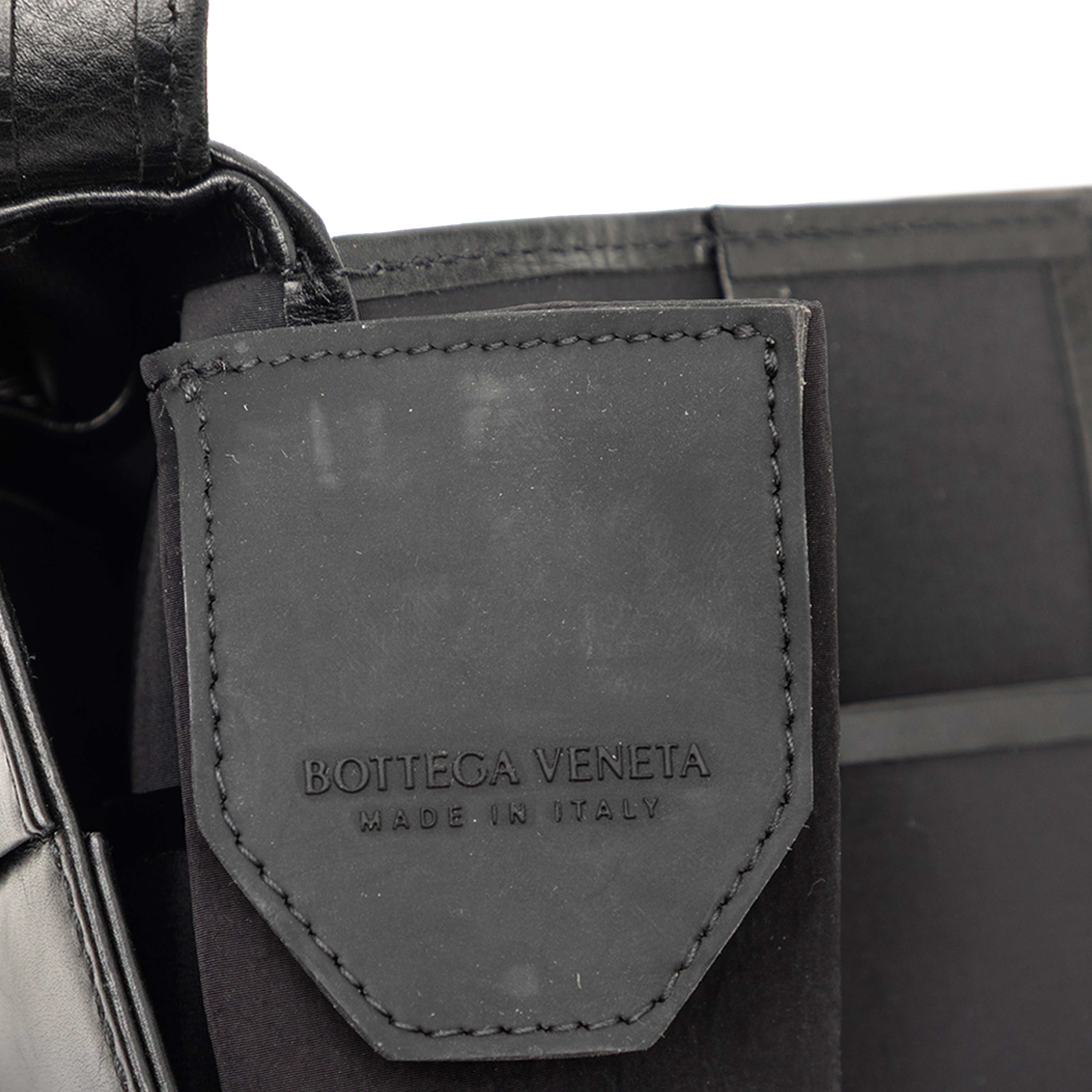 Bottega Veneta Candy Paper Calfskin Intrecciato Cassette Crossbody, från Luxclusif, i färgen black. Klicka för att öppna bilden i stort format