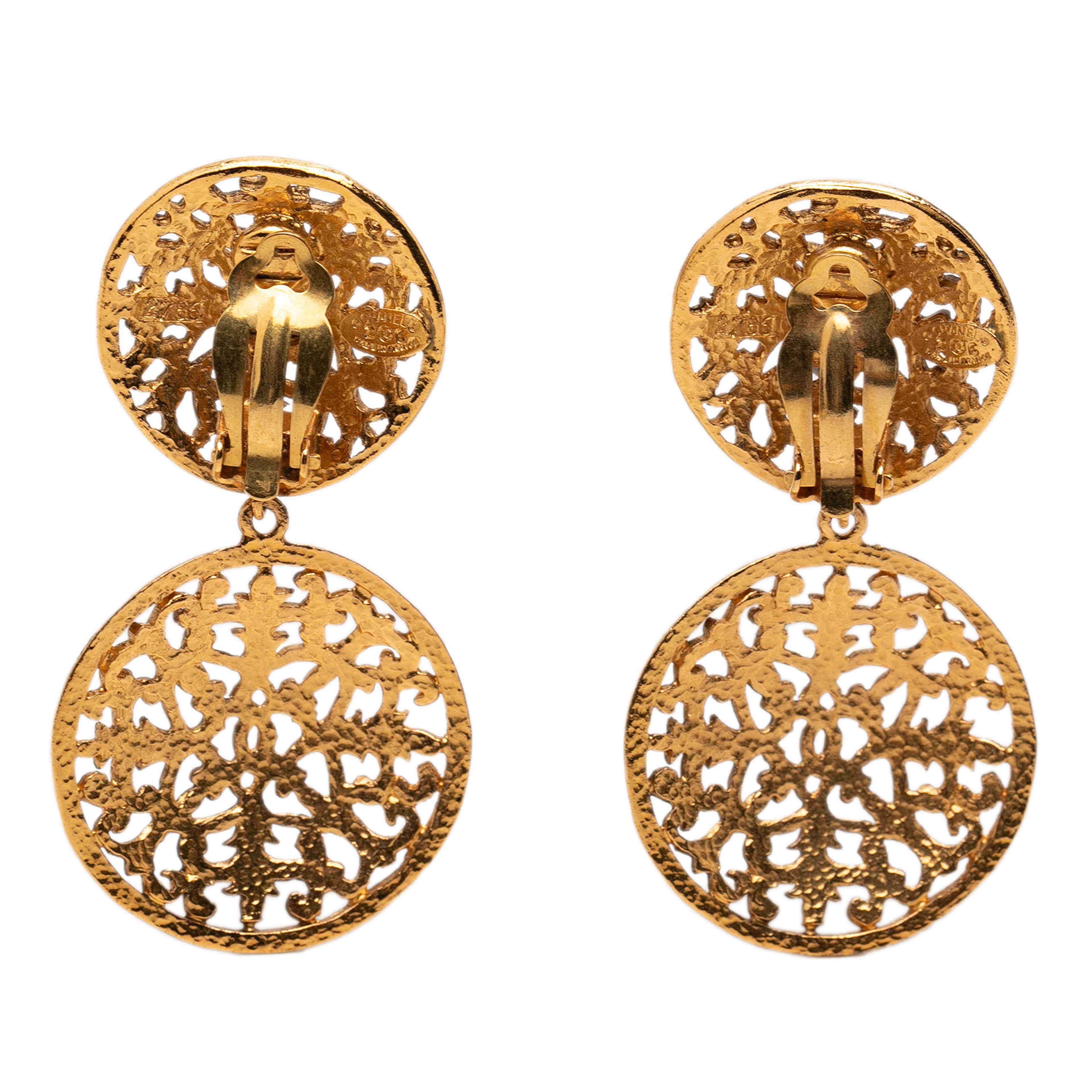 Chanel Cc Gold Plated Filigree Double Orbs Dangle Clip On Earrings, från Luxclusif, i färgen guld. Klicka för att öppna bilden i stort format
