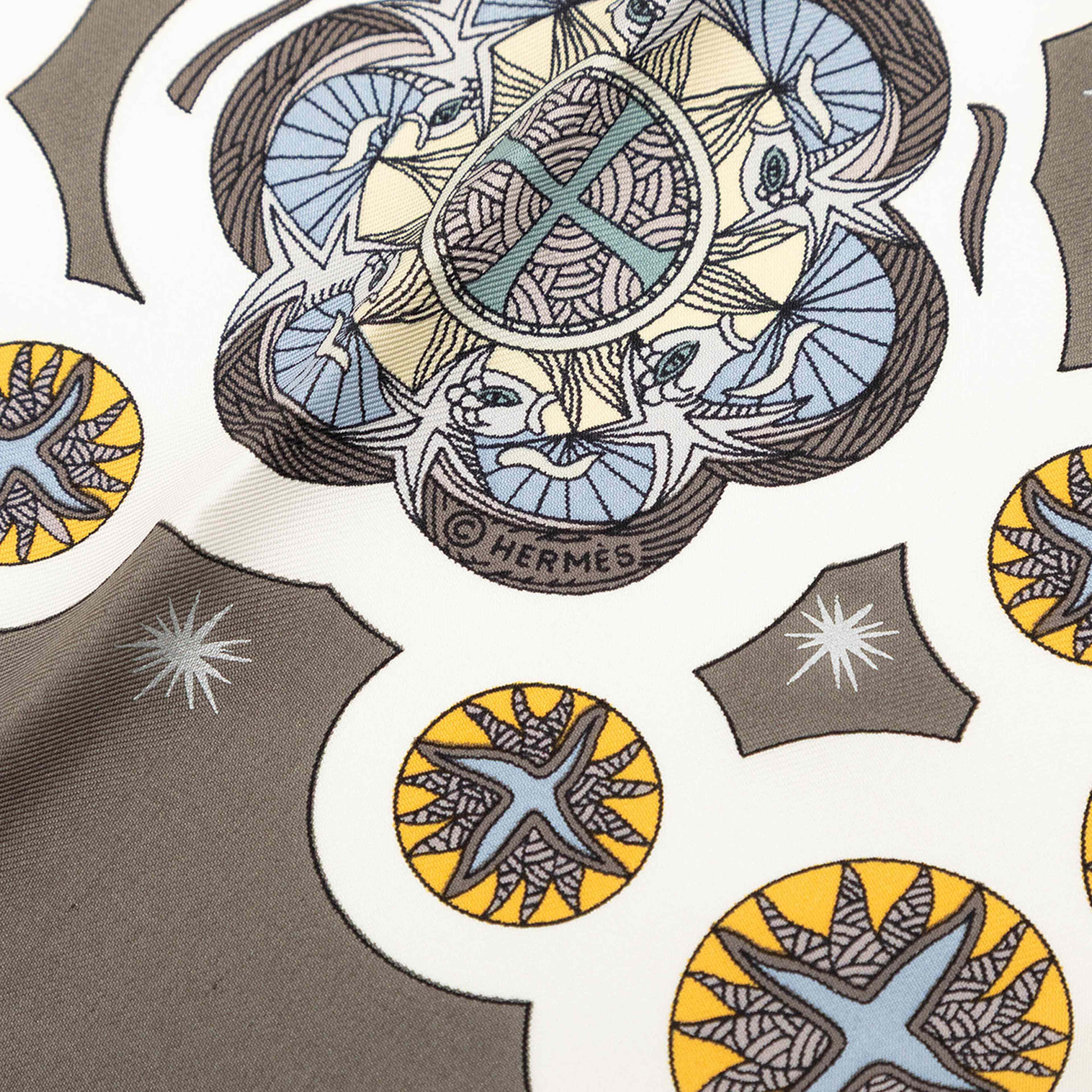 Hermès Le Roy Soleil Silk Scarf 90, från Luxclusif, i färgen taupe. Klicka för att öppna bilden i stort format