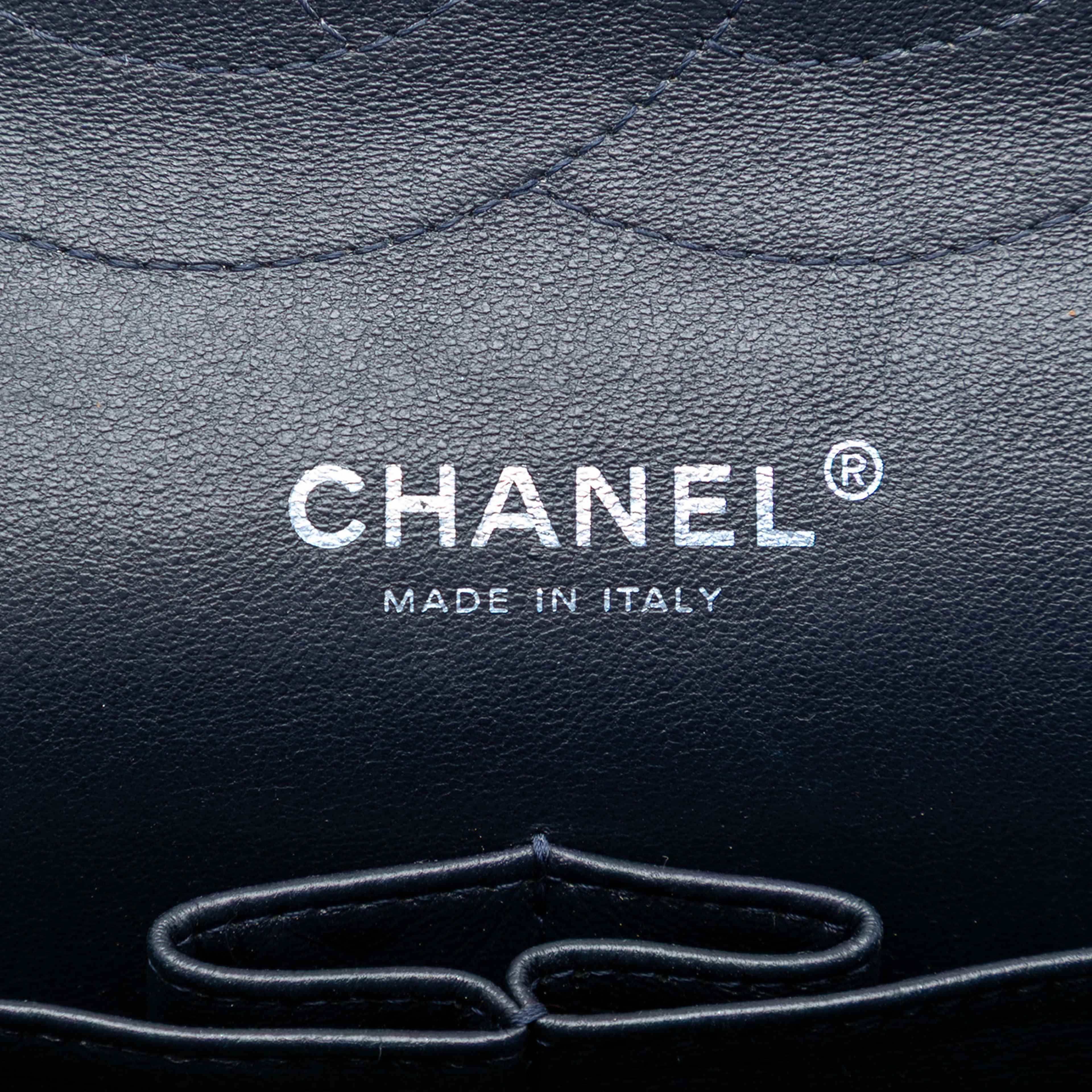 Chanel Jumbo Classic Caviar Double Flap, från Luxclusif, i färgen navy. Klicka för att öppna bilden i stort format