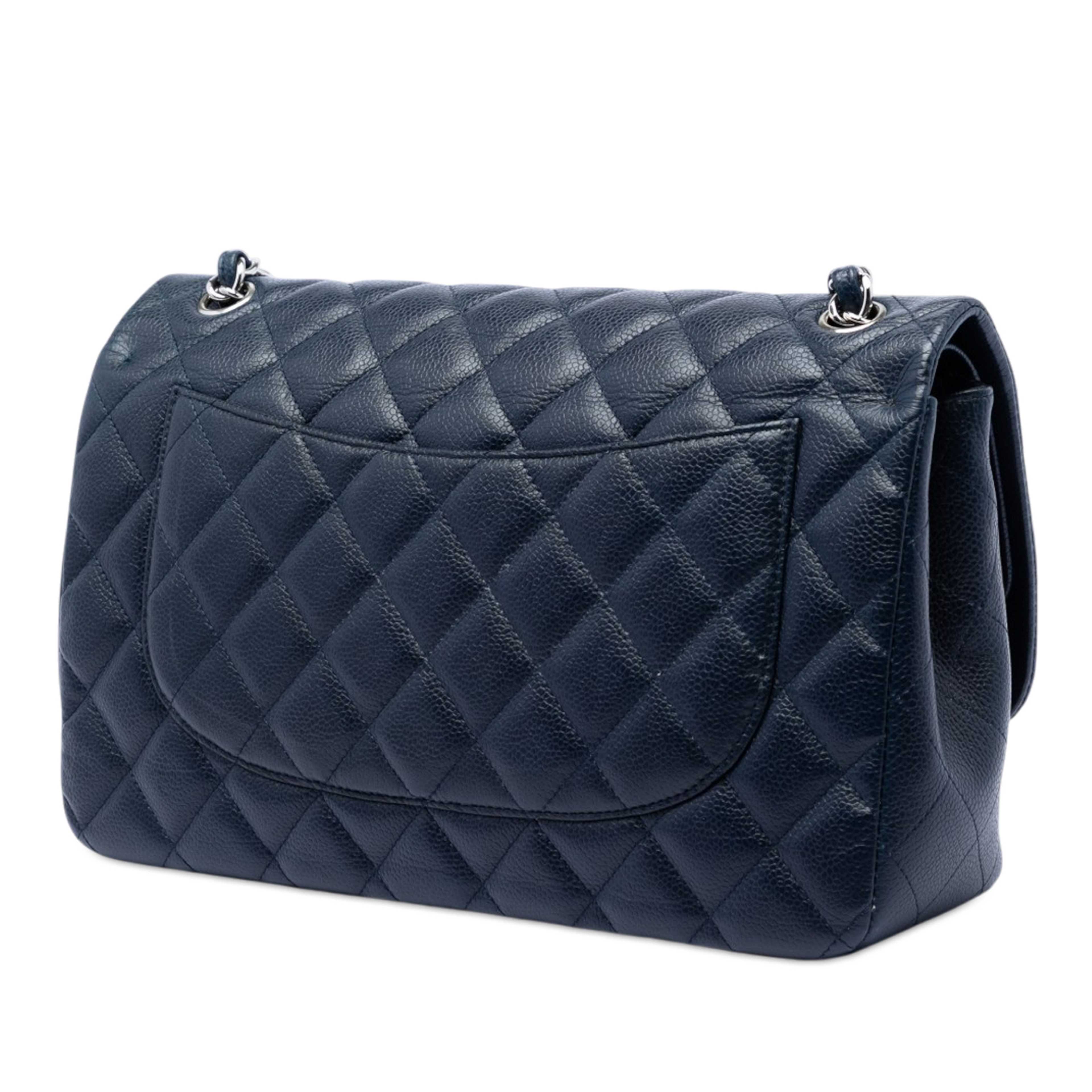 Chanel Jumbo Classic Caviar Double Flap, från Luxclusif, i färgen navy. Klicka för att öppna bilden i stort format