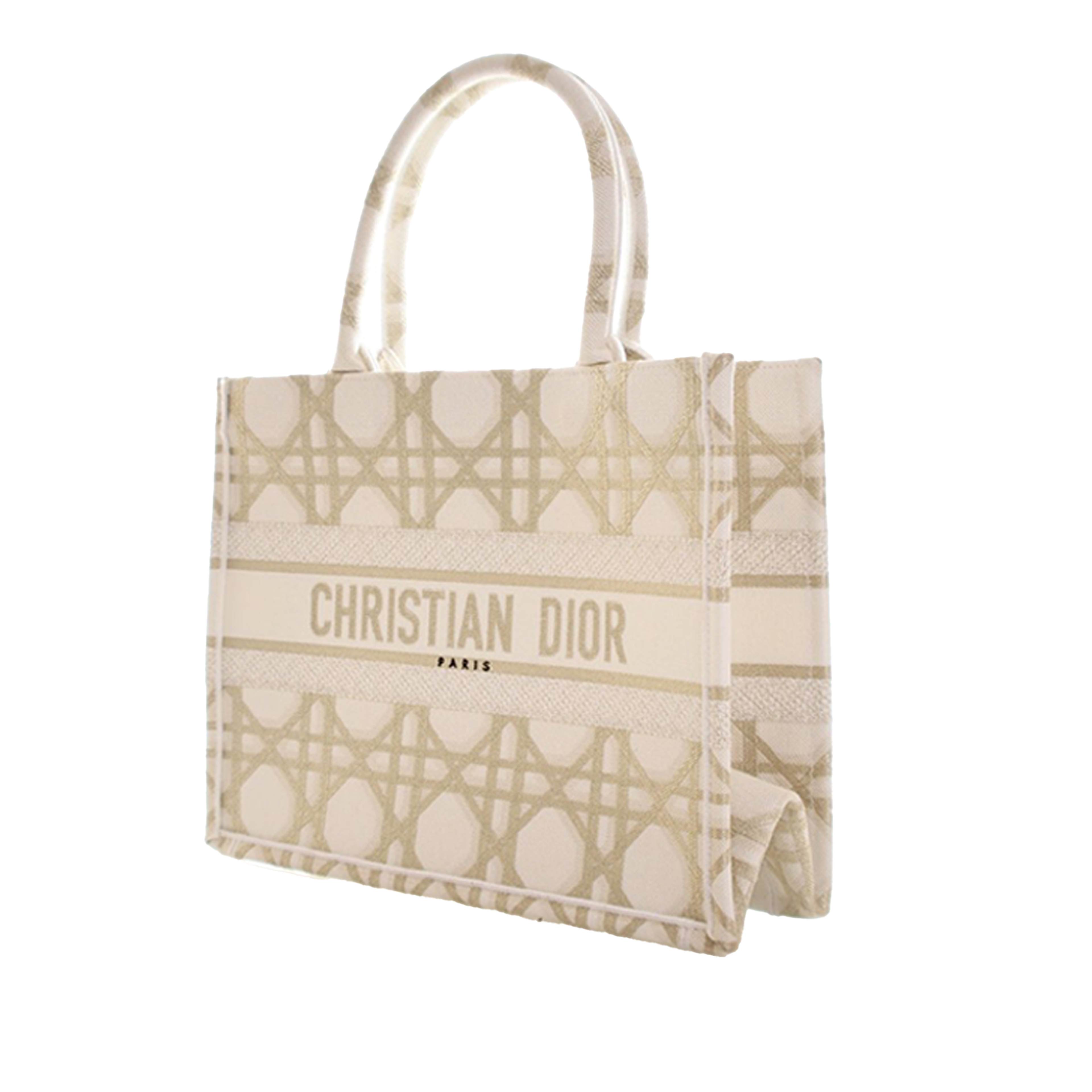 Dior Medium Embroidered Canvas Cannage Book Tote, från Luxclusif, i färgen light beige. Klicka för att öppna bilden i stort format