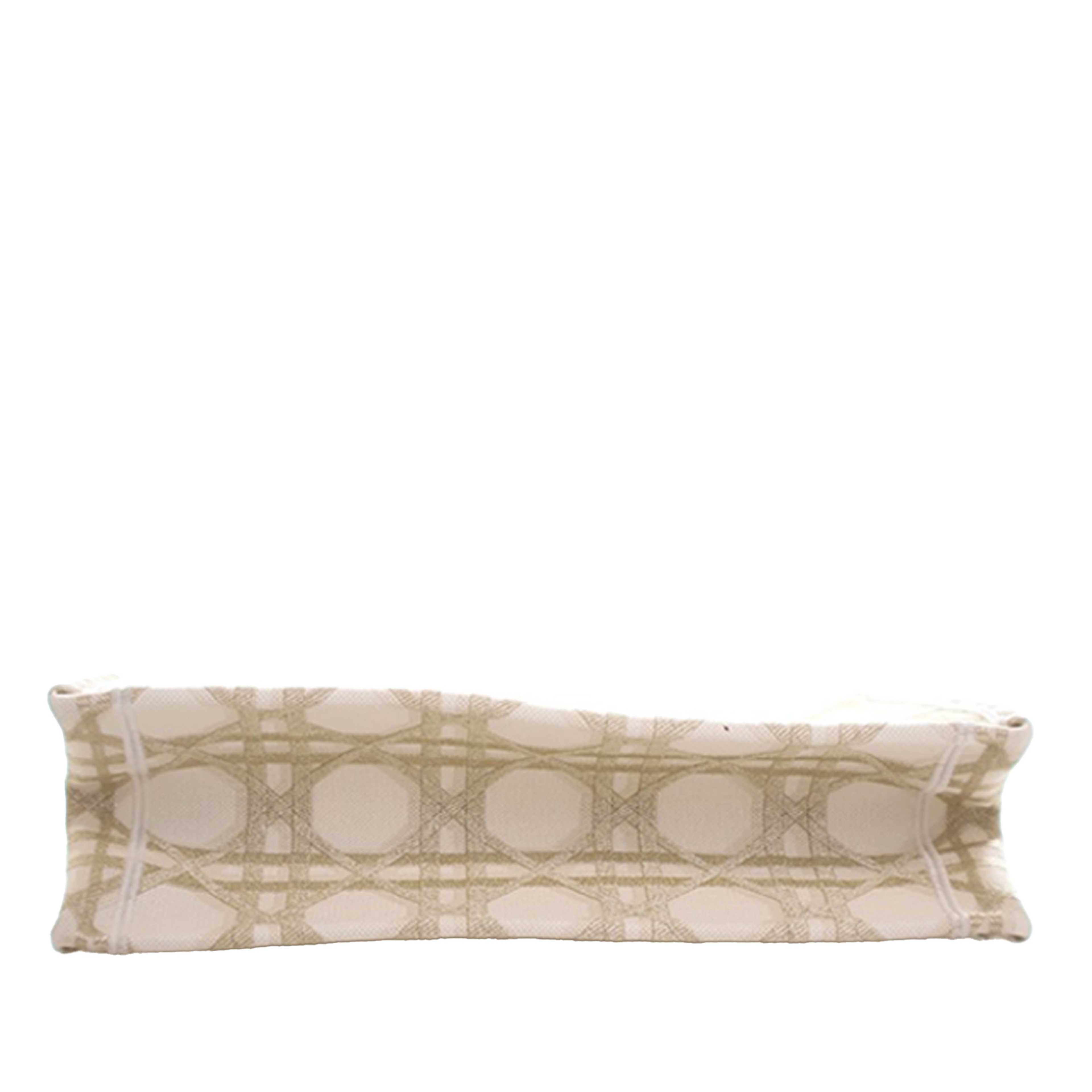 Dior Medium Embroidered Canvas Cannage Book Tote, från Luxclusif, i färgen light beige. Klicka för att öppna bilden i stort format