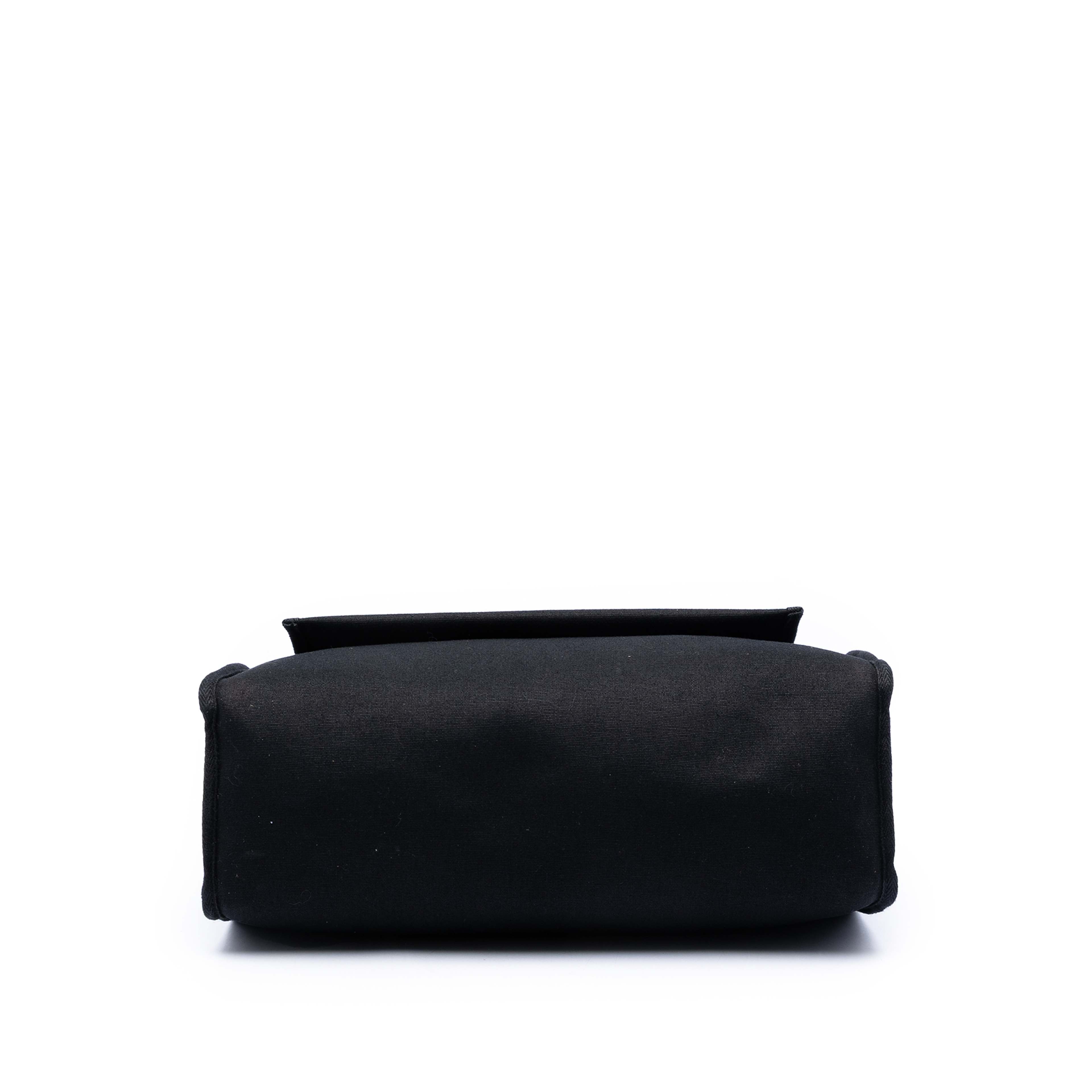 Hermès Toile Herbag Zip 31, från Luxclusif, i färgen black. Klicka för att öppna bilden i stort format
