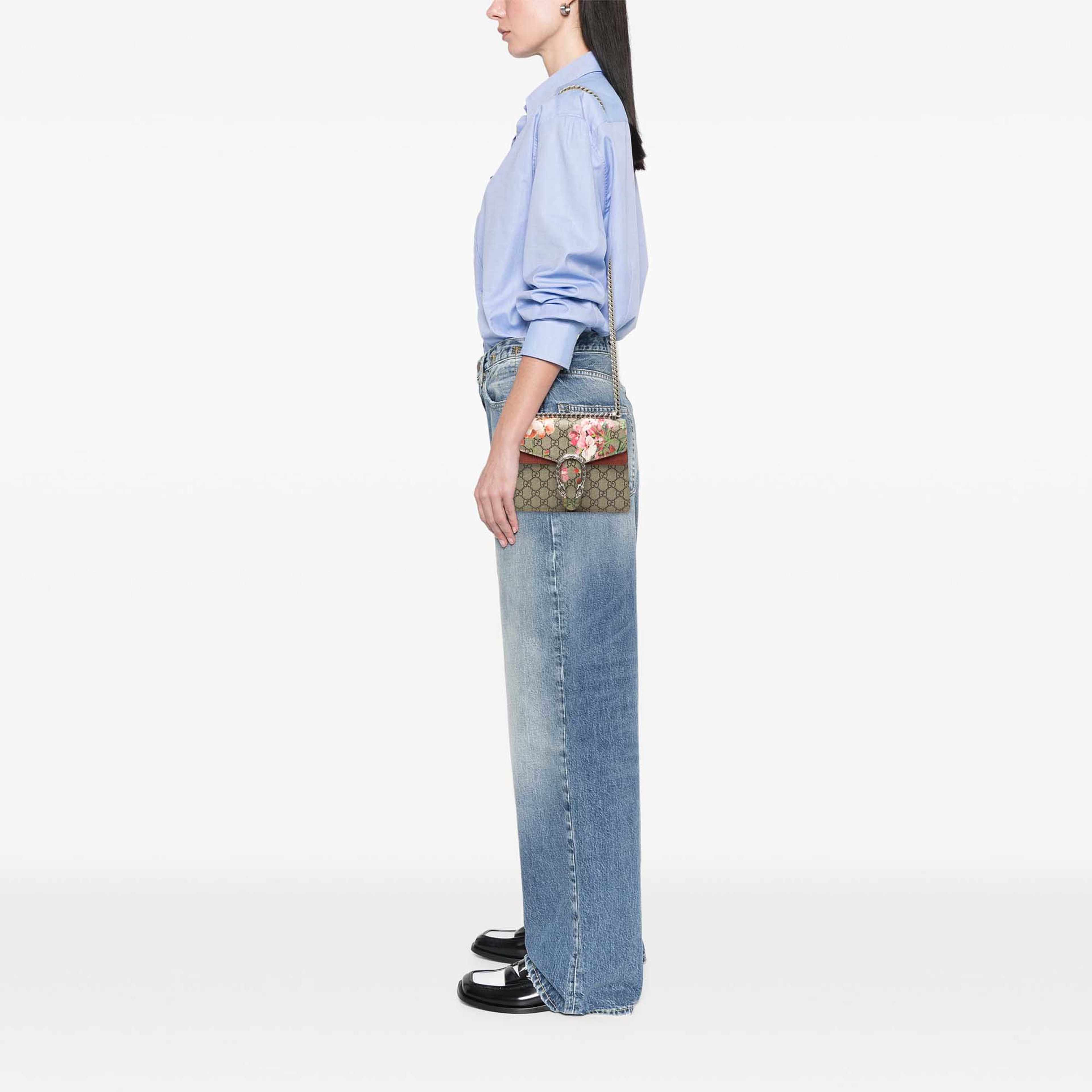 Gucci Small Gg Supreme Blooms Dionysus Crossbody, från Luxclusif, i färgen beige. Klicka för att öppna bilden i stort format