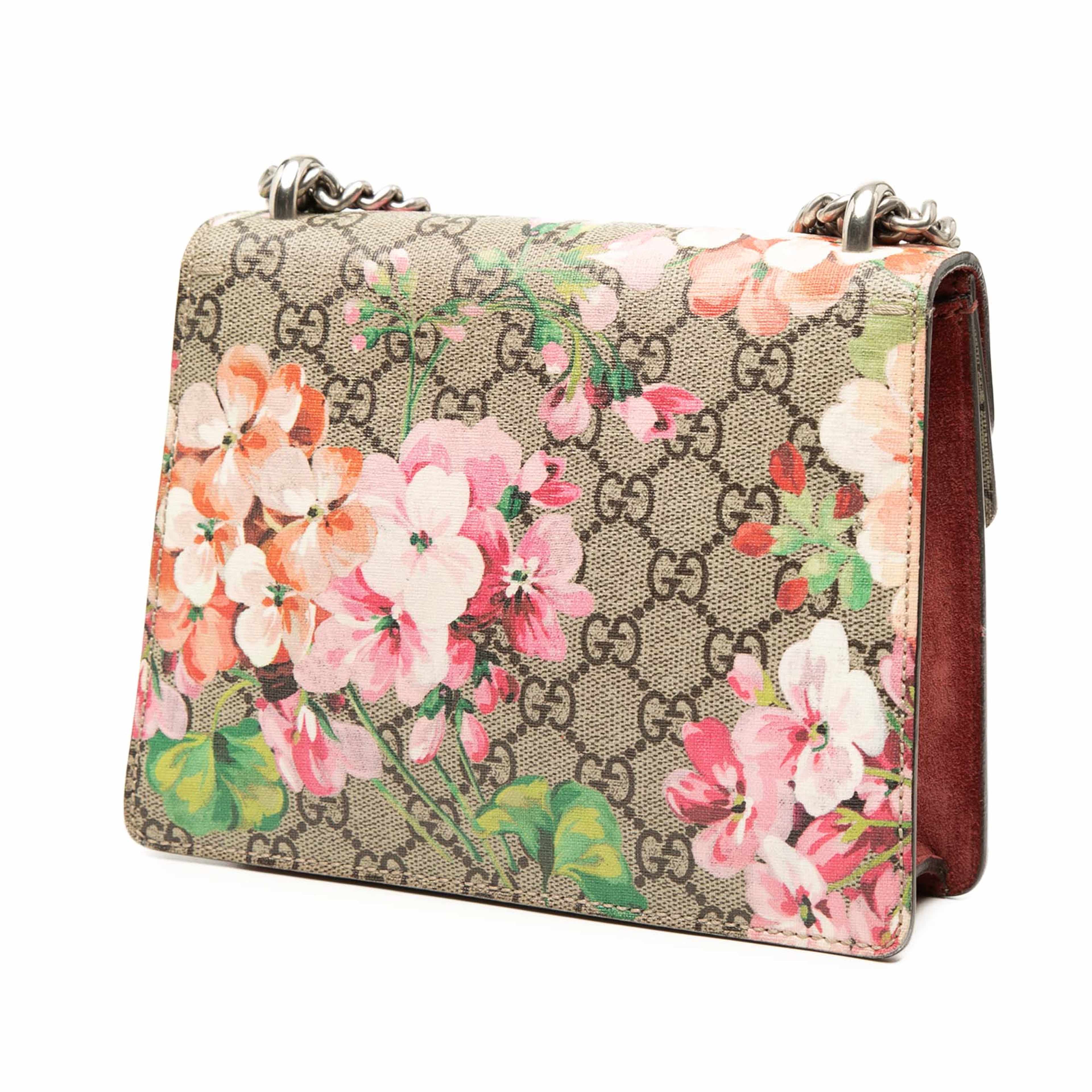 Gucci Small Gg Supreme Blooms Dionysus Crossbody, från Luxclusif, i färgen beige. Klicka för att öppna bilden i stort format