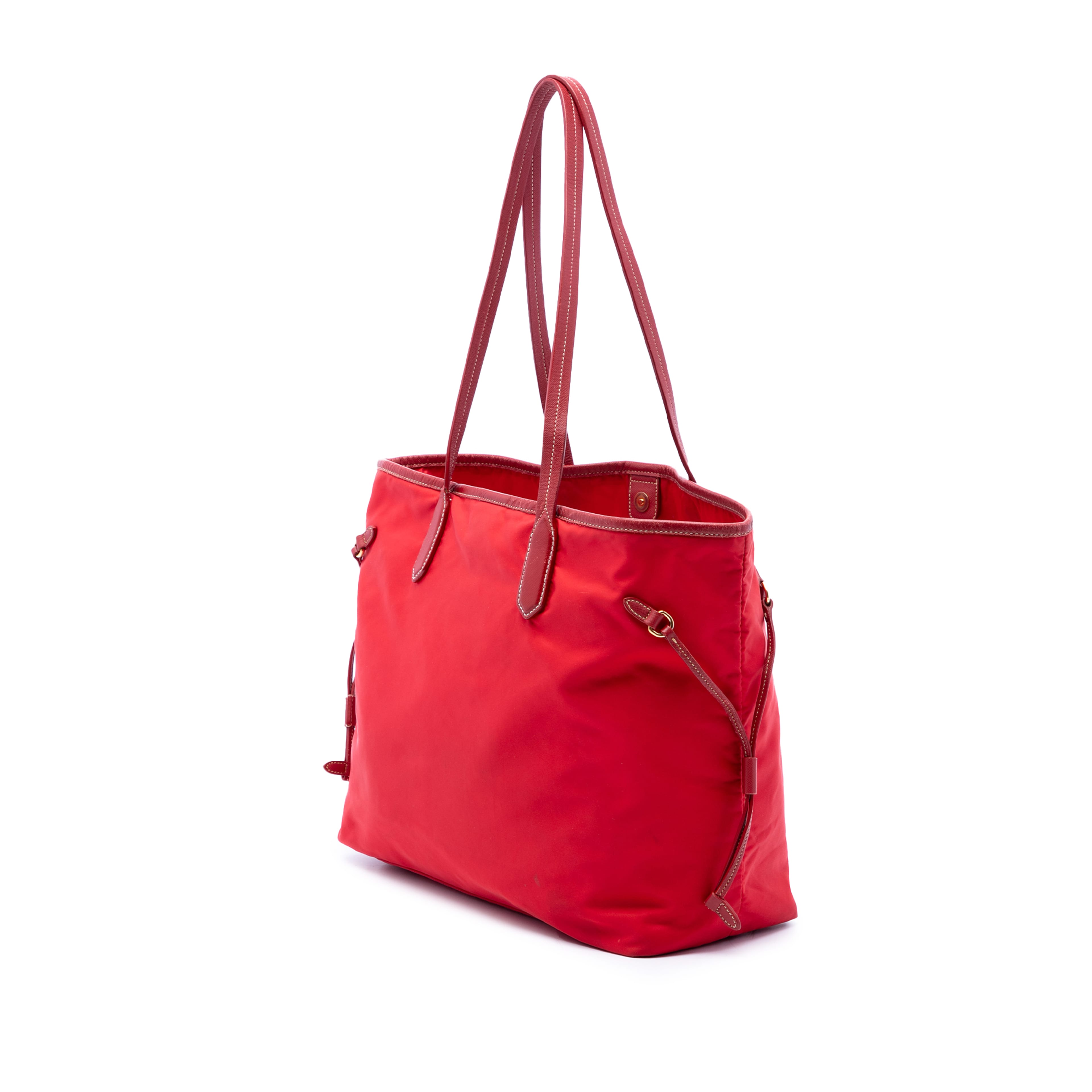 Prada Saffiano Trimmed Tessuto Tote, från Luxclusif, i färgen röd. Klicka för att öppna bilden i stort format