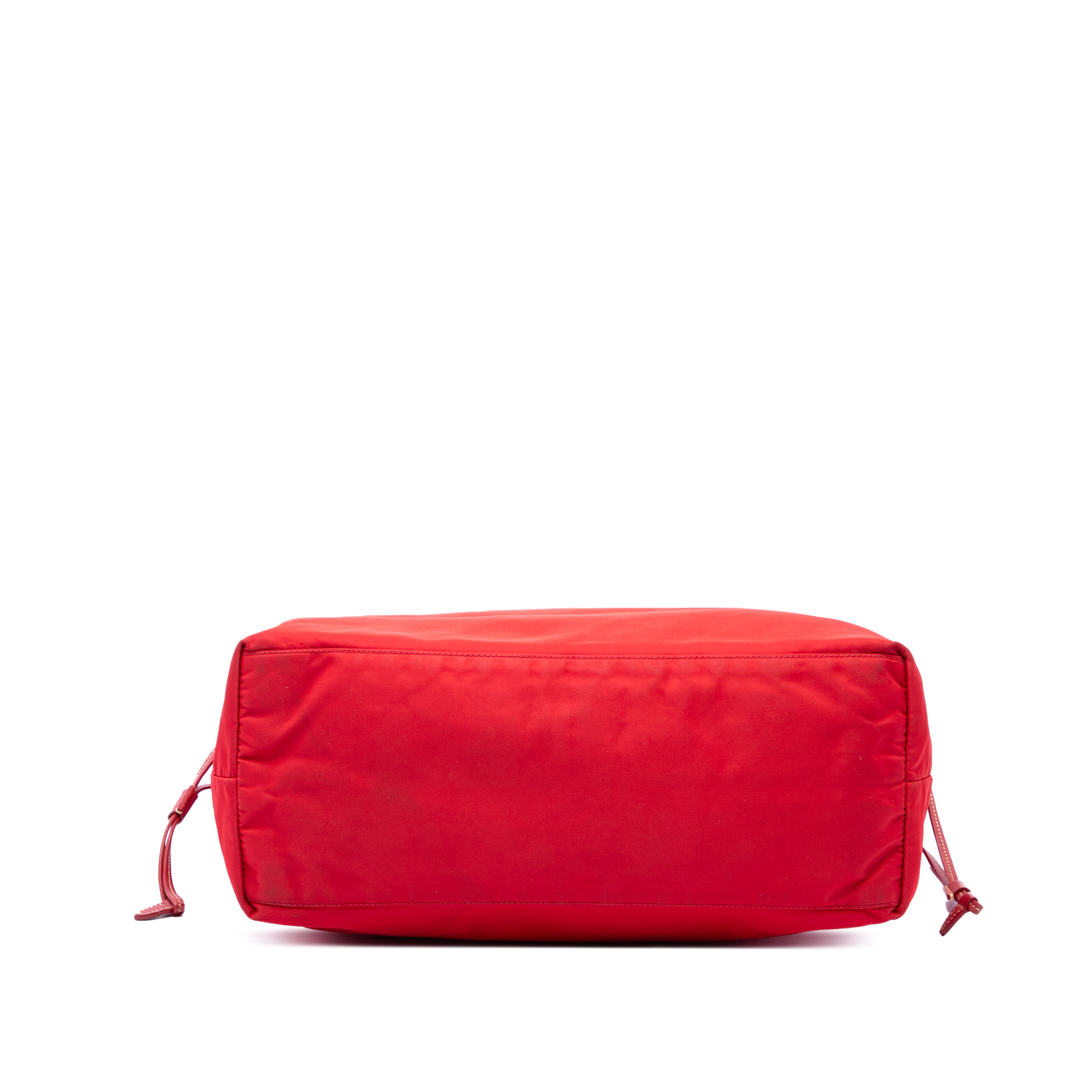 Prada Saffiano Trimmed Tessuto Tote, från Luxclusif, i färgen röd. Klicka för att öppna bilden i stort format