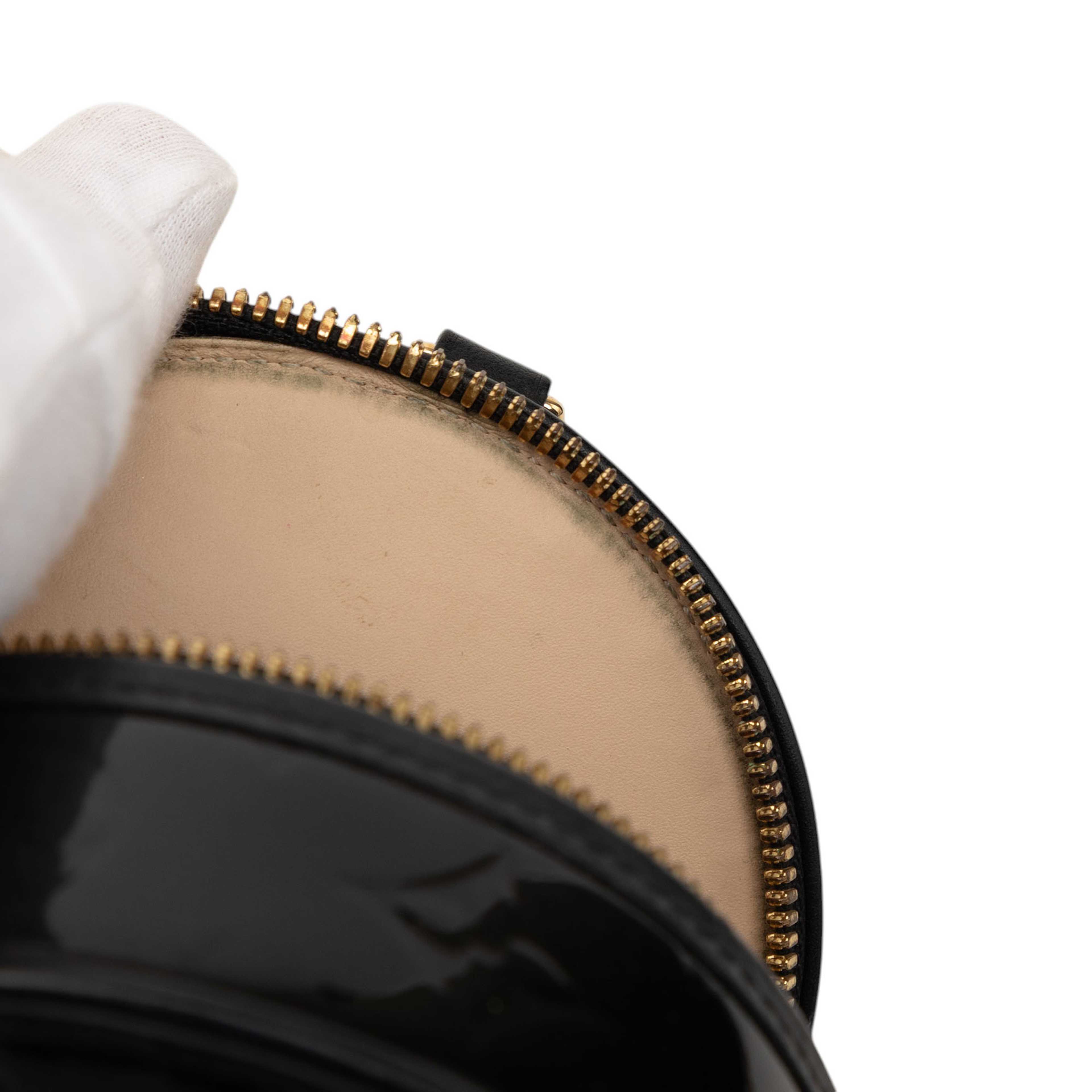 Louis Vuitton Monogram Vernis Mini Boite Chapeau Souple, från Luxclusif, i färgen svart. Klicka för att öppna bilden i stort format