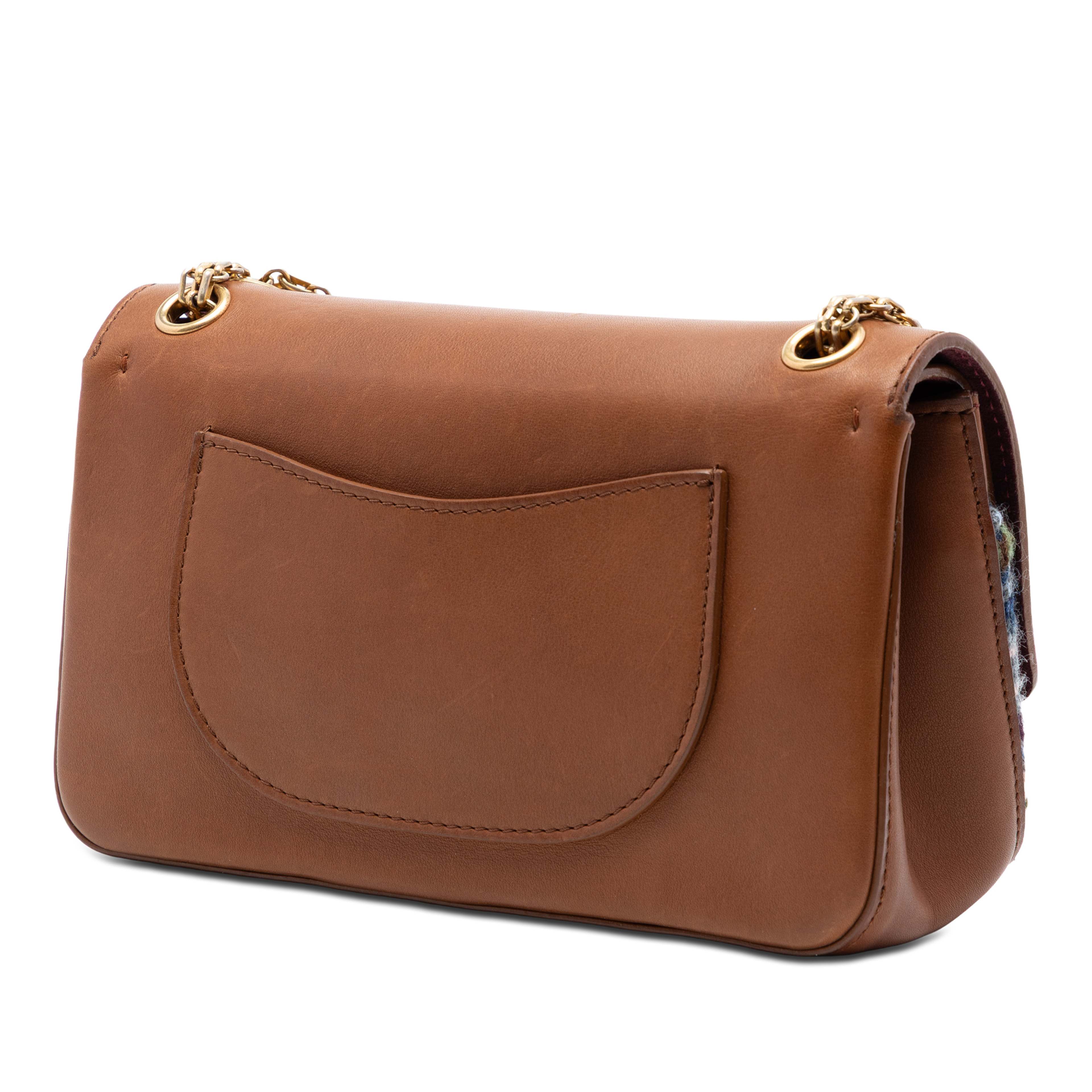 Chanel Smooth Calfskin And Knit Reissue 2.55 Medallion Nude Double Flap 225, från Luxclusif, i färgen brun. Klicka för att öppna bilden i stort format