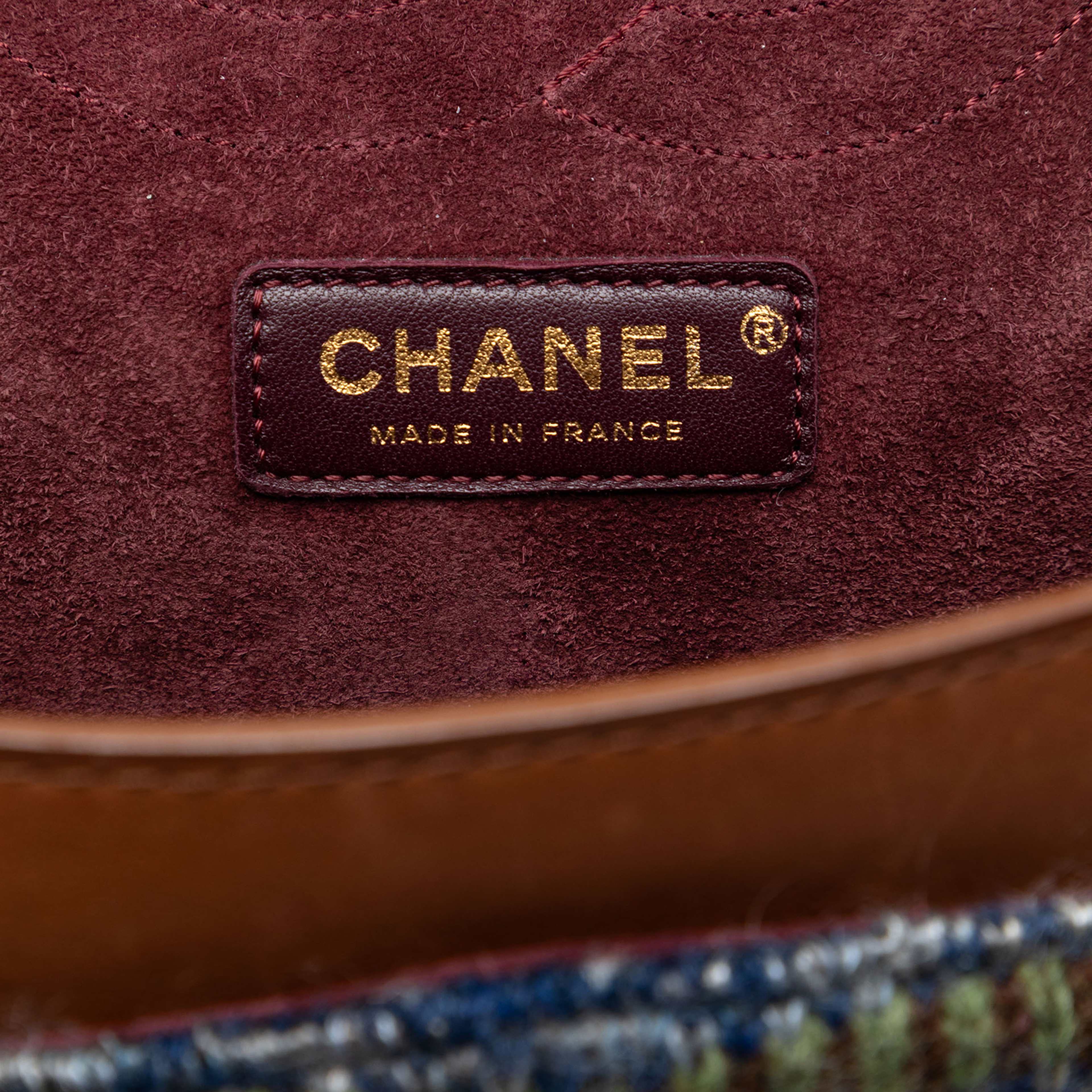 Chanel Smooth Calfskin And Knit Reissue 2.55 Medallion Nude Double Flap 225, från Luxclusif, i färgen brun. Klicka för att öppna bilden i stort format