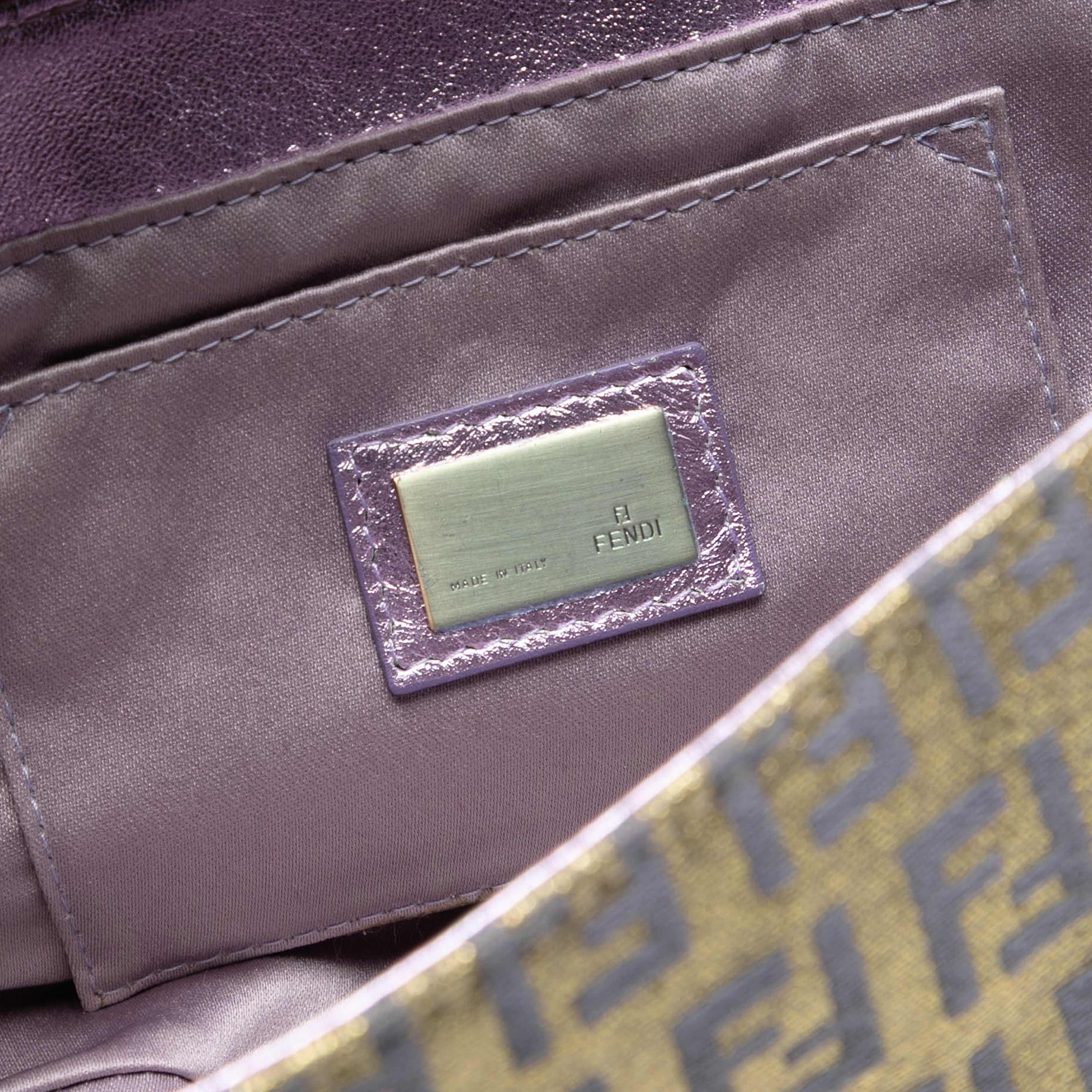 Fendi Zucchino Coated Canvas And Metallic Leather Compilation Shoulder Bag, från Luxclusif, i färgen gold. Klicka för att öppna bilden i stort format