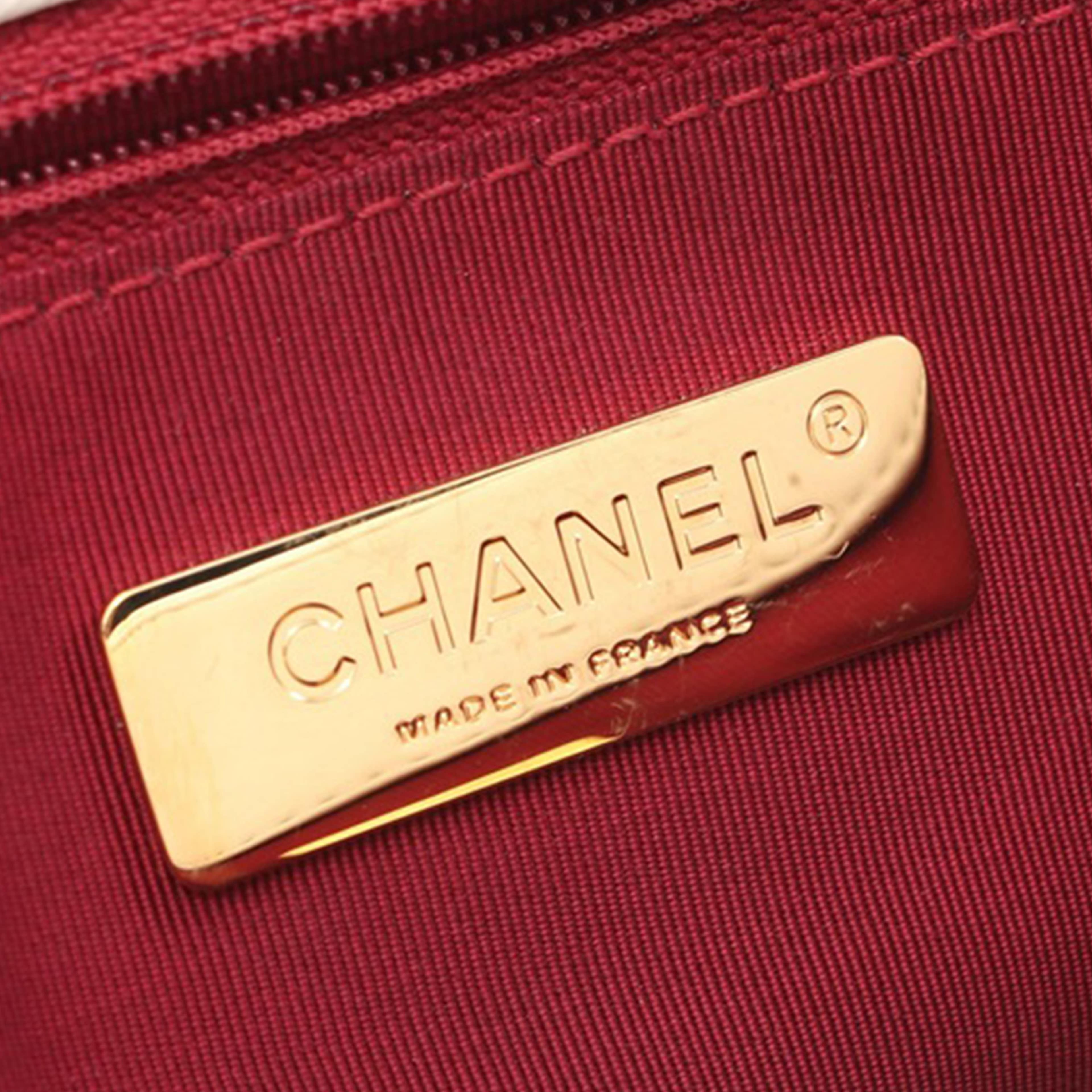 Chanel Medium Lambskin 19 Flap, från Luxclusif, i färgen off white.