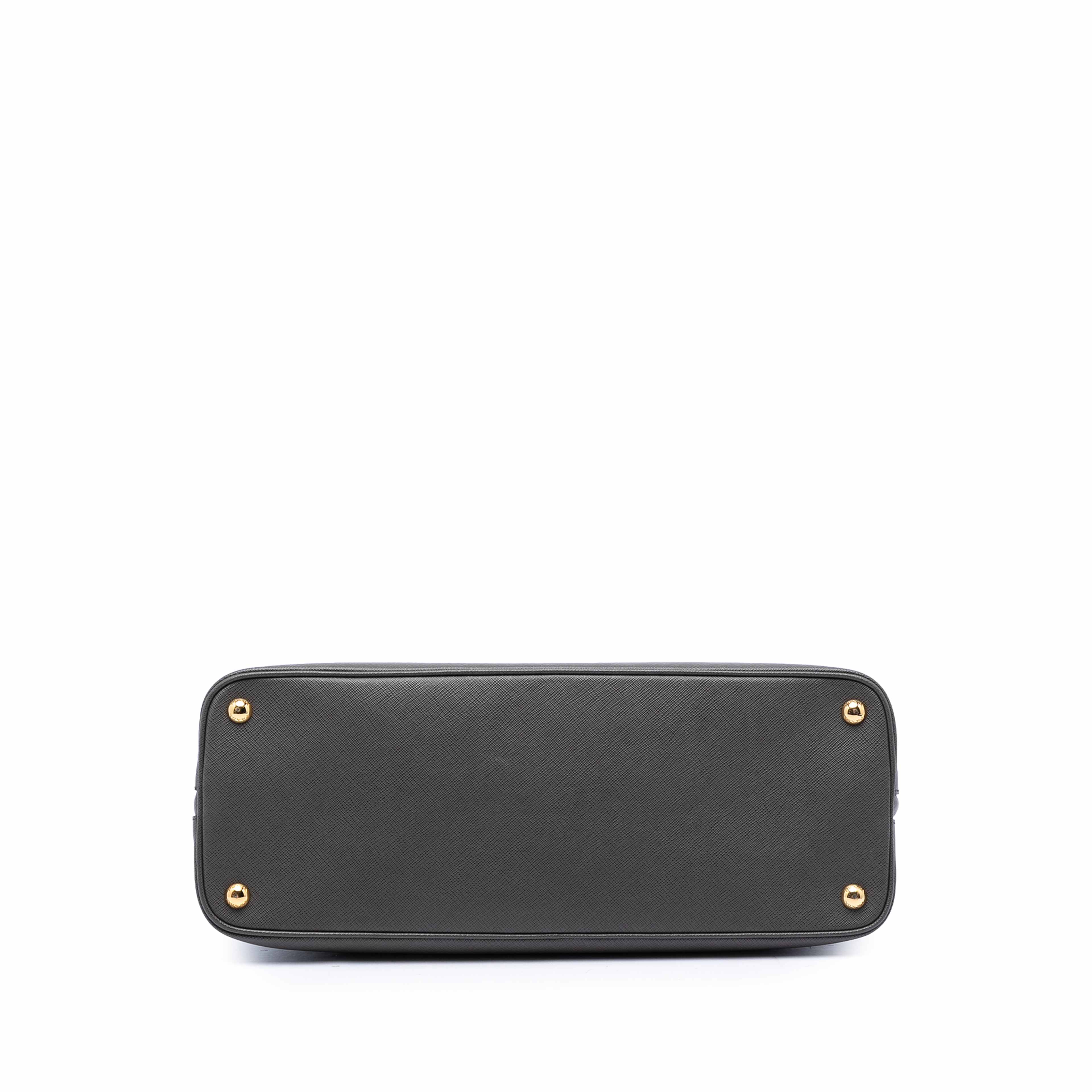 Prada Large Saffiano Lux Promenade Satchel, från Luxclusif, i färgen dark gray. Klicka för att öppna bilden i stort format
