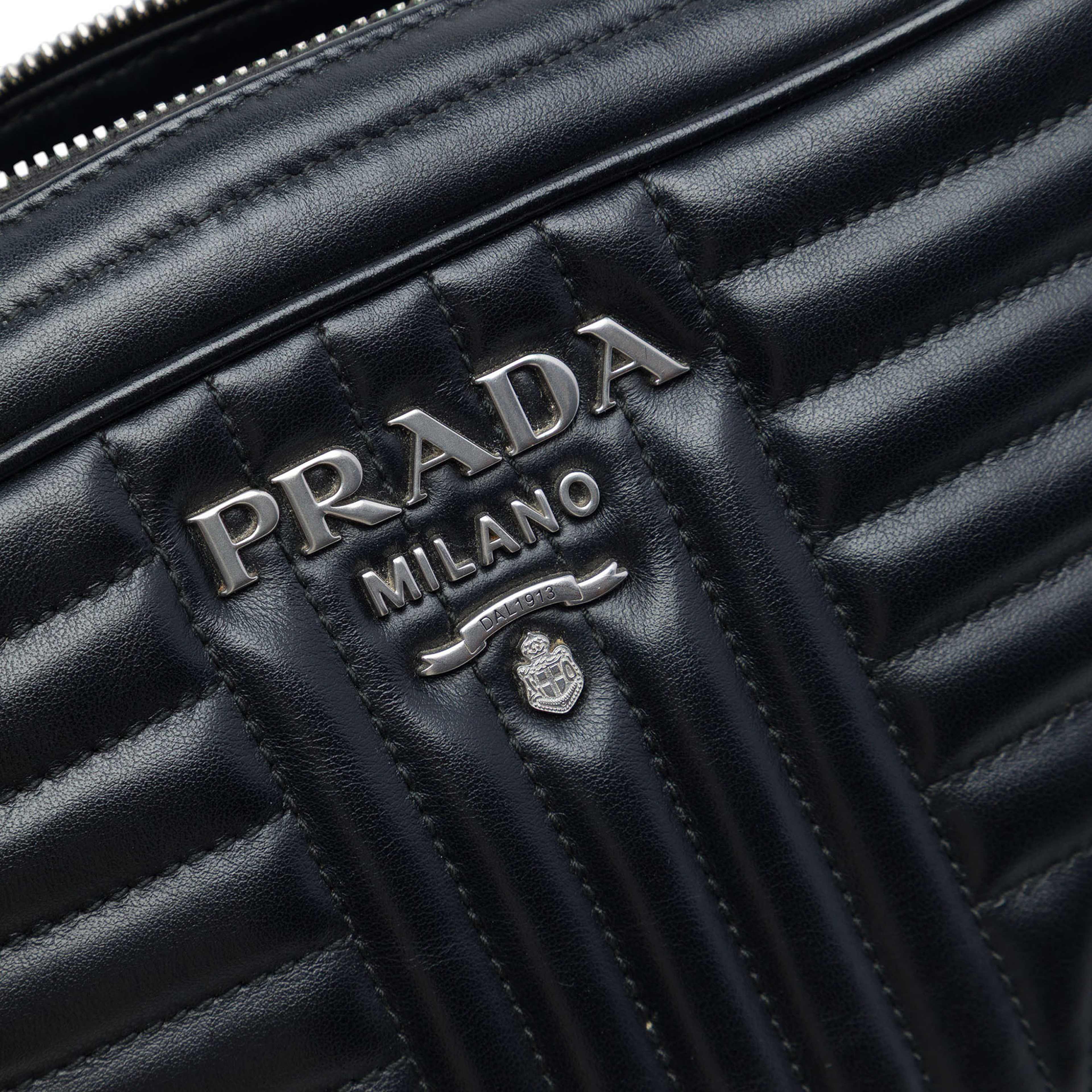 Prada Soft Calfskin Diagramme Camera Bag, från Luxclusif, i färgen svart. Klicka för att öppna bilden i stort format
