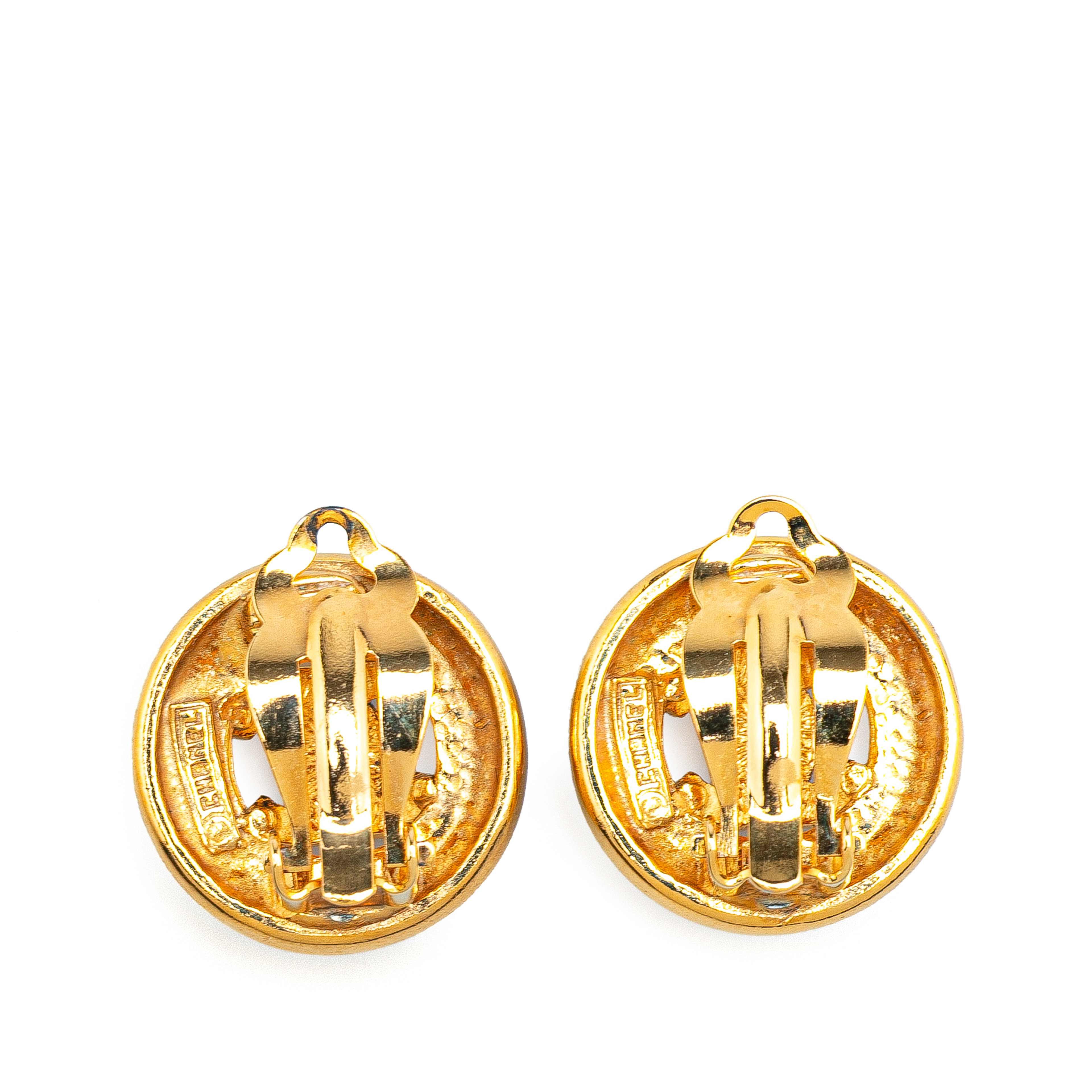 Chanel Cc Gold Plated Round Clip On Earrings, från Luxclusif, i färgen gold. Klicka för att öppna bilden i stort format