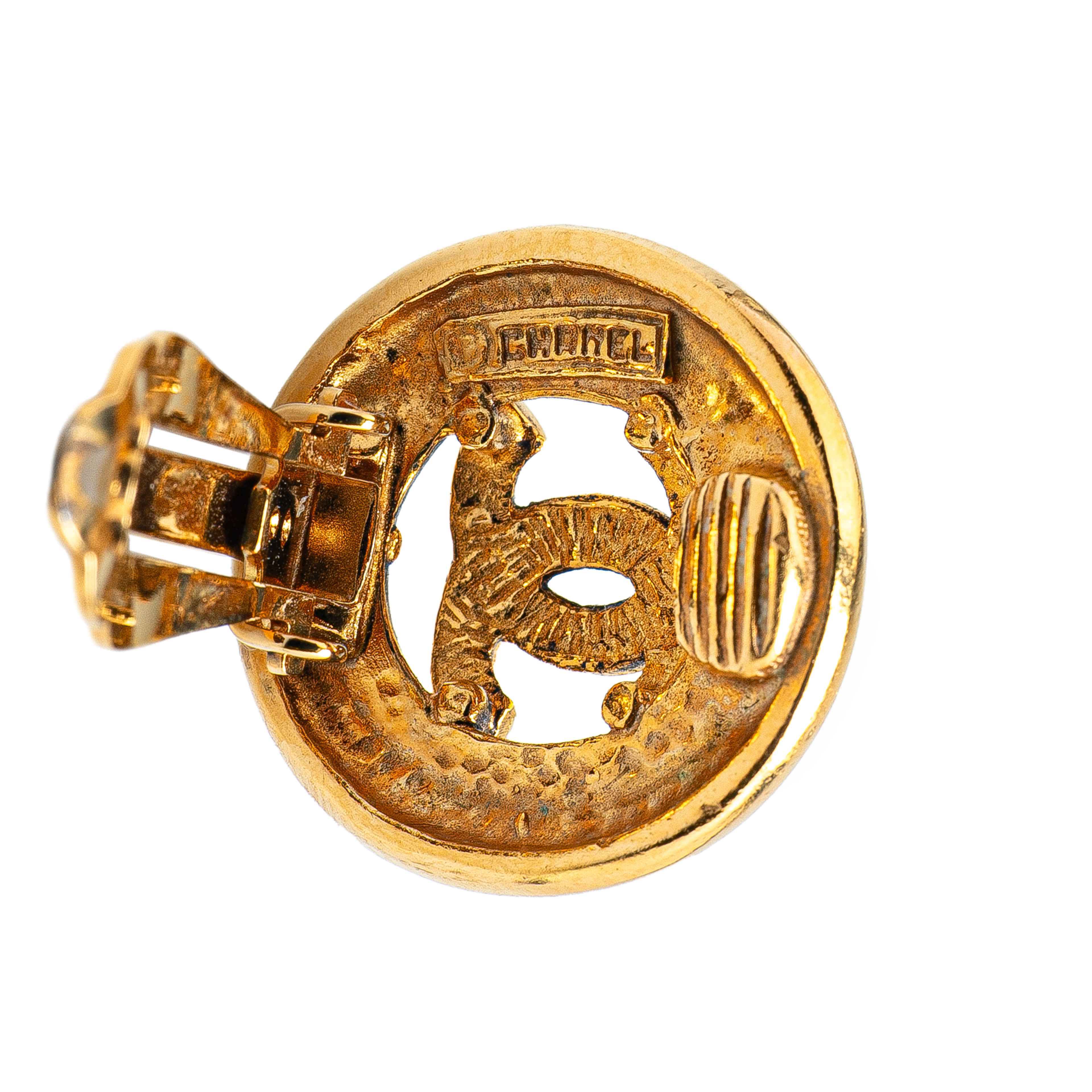 Chanel Cc Gold Plated Round Clip On Earrings, från Luxclusif, i färgen gold. Klicka för att öppna bilden i stort format