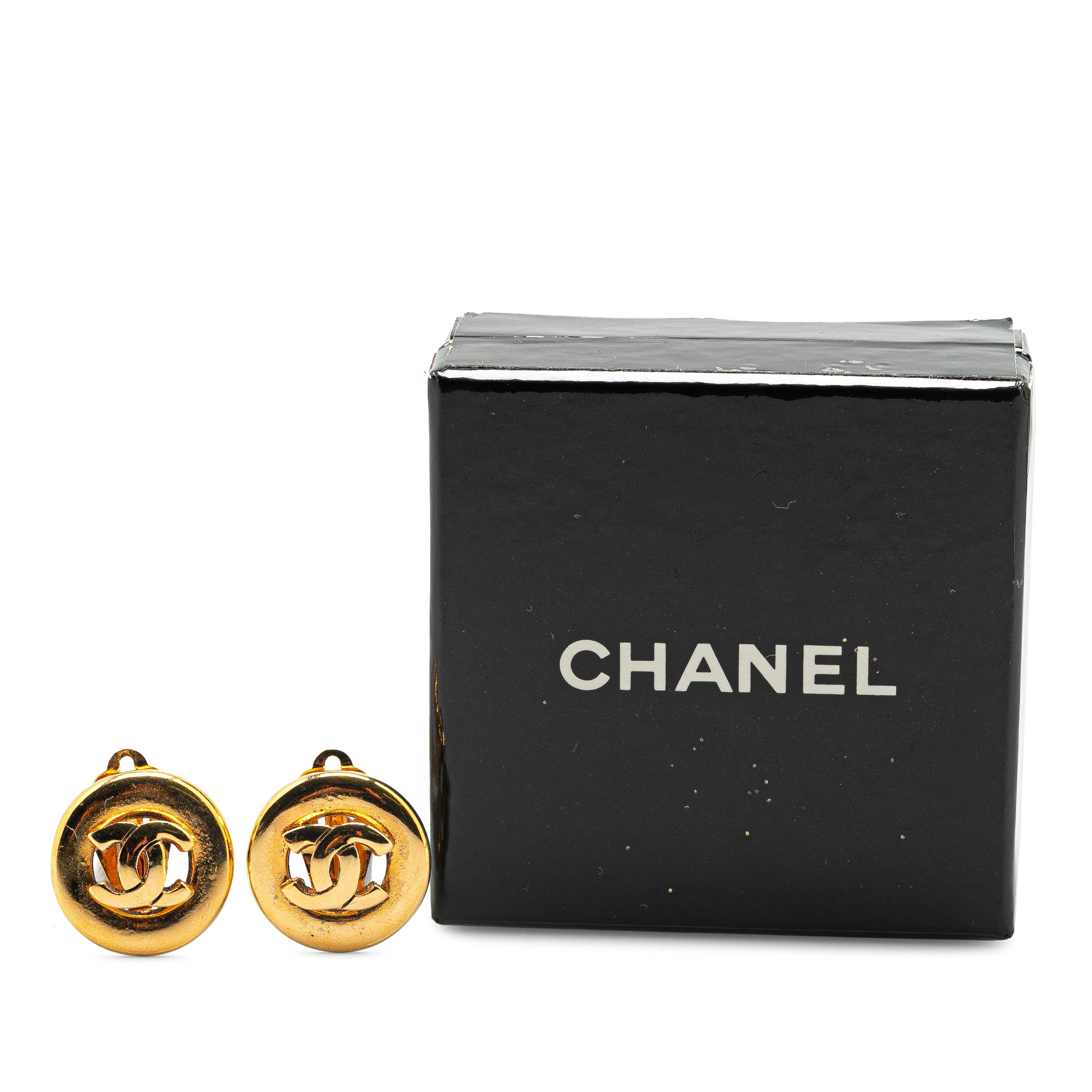 Chanel Cc Gold Plated Round Clip On Earrings, från Luxclusif, i färgen guld. Klicka för att öppna bilden i stort format