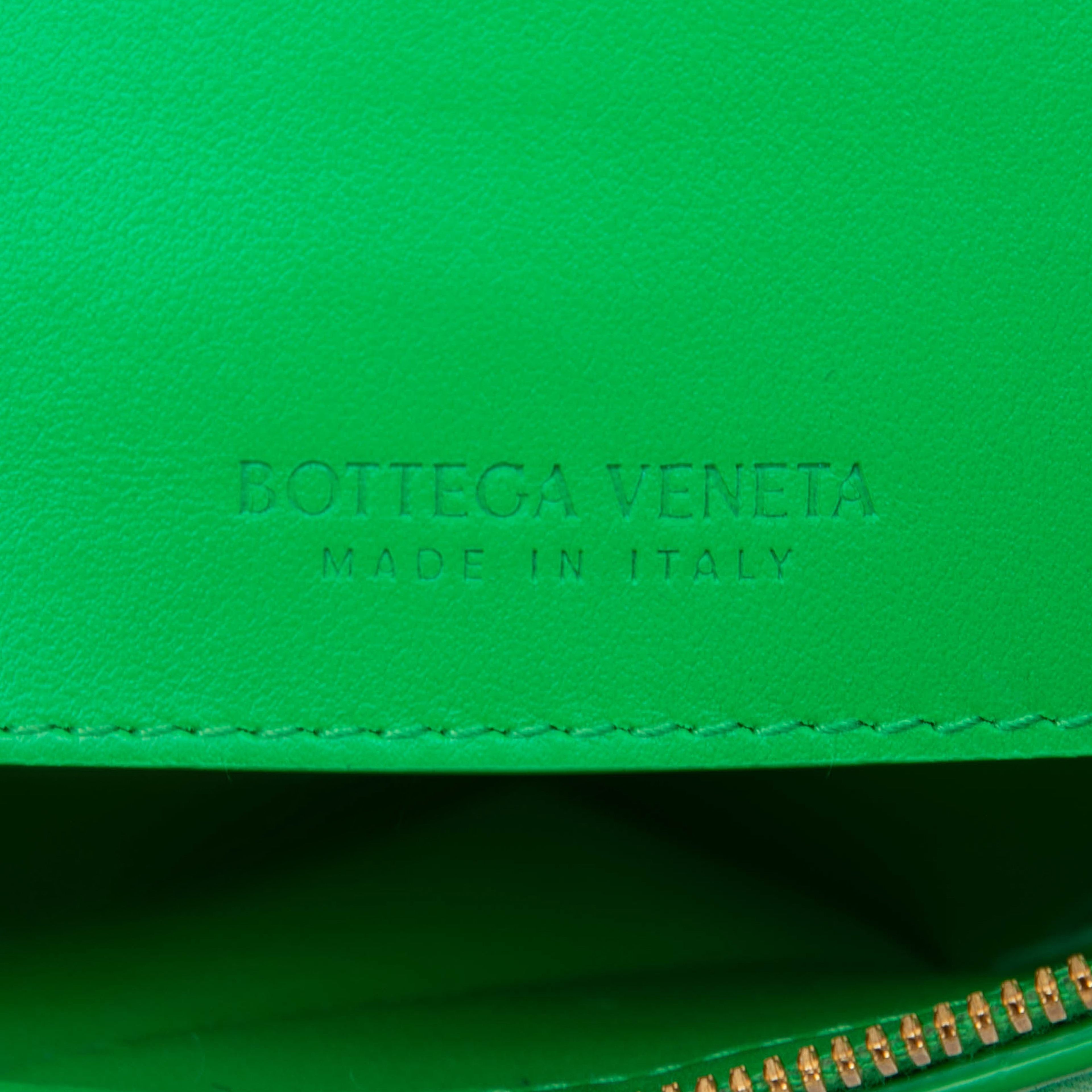 Bottega Veneta Mini Nappa Intrecciato Origami Crossbody, från Luxclusif, i färgen green. Klicka för att öppna bilden i stort format