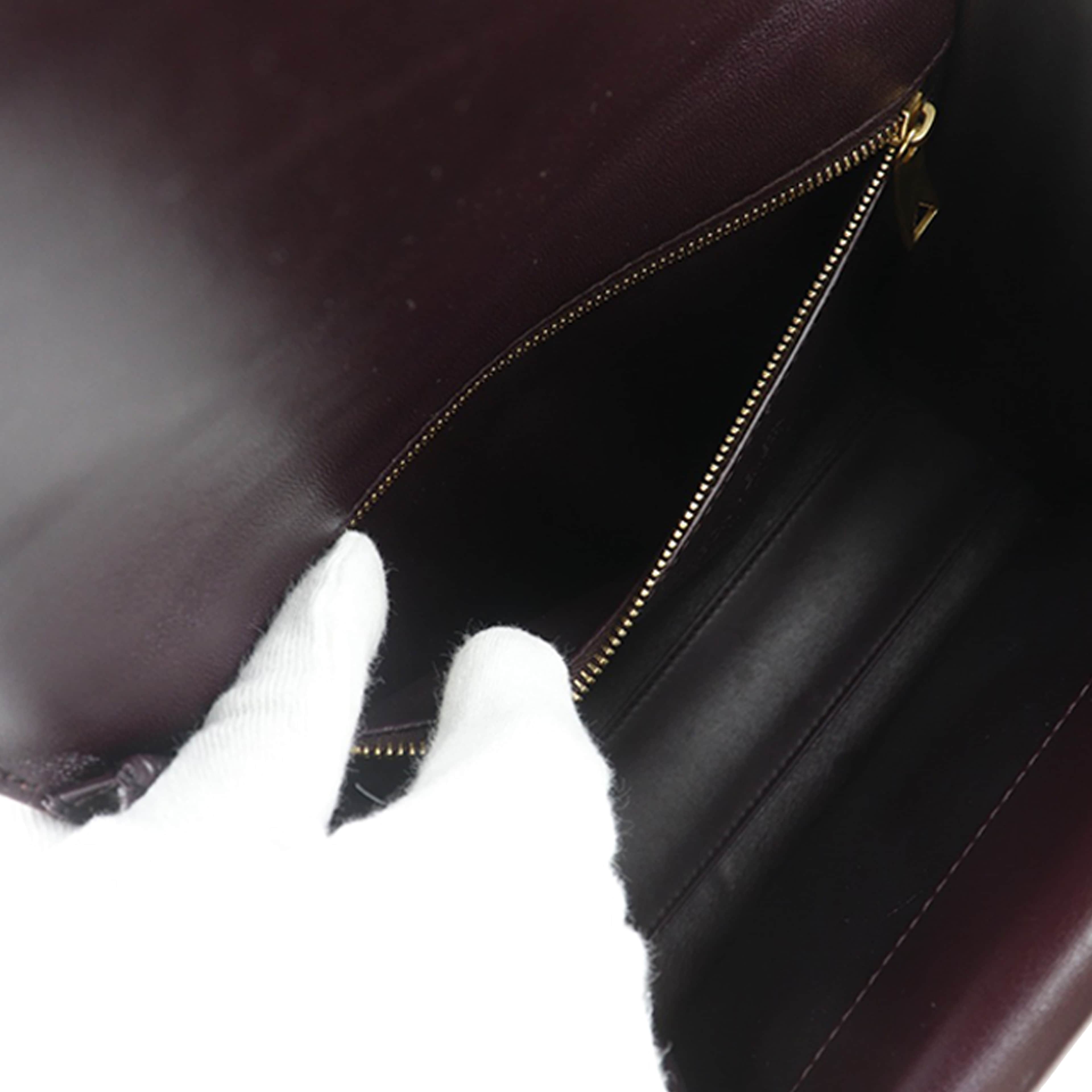 Bottega Veneta Leather The Clip Crossbody, från Luxclusif, i färgen purple. Klicka för att öppna bilden i stort format