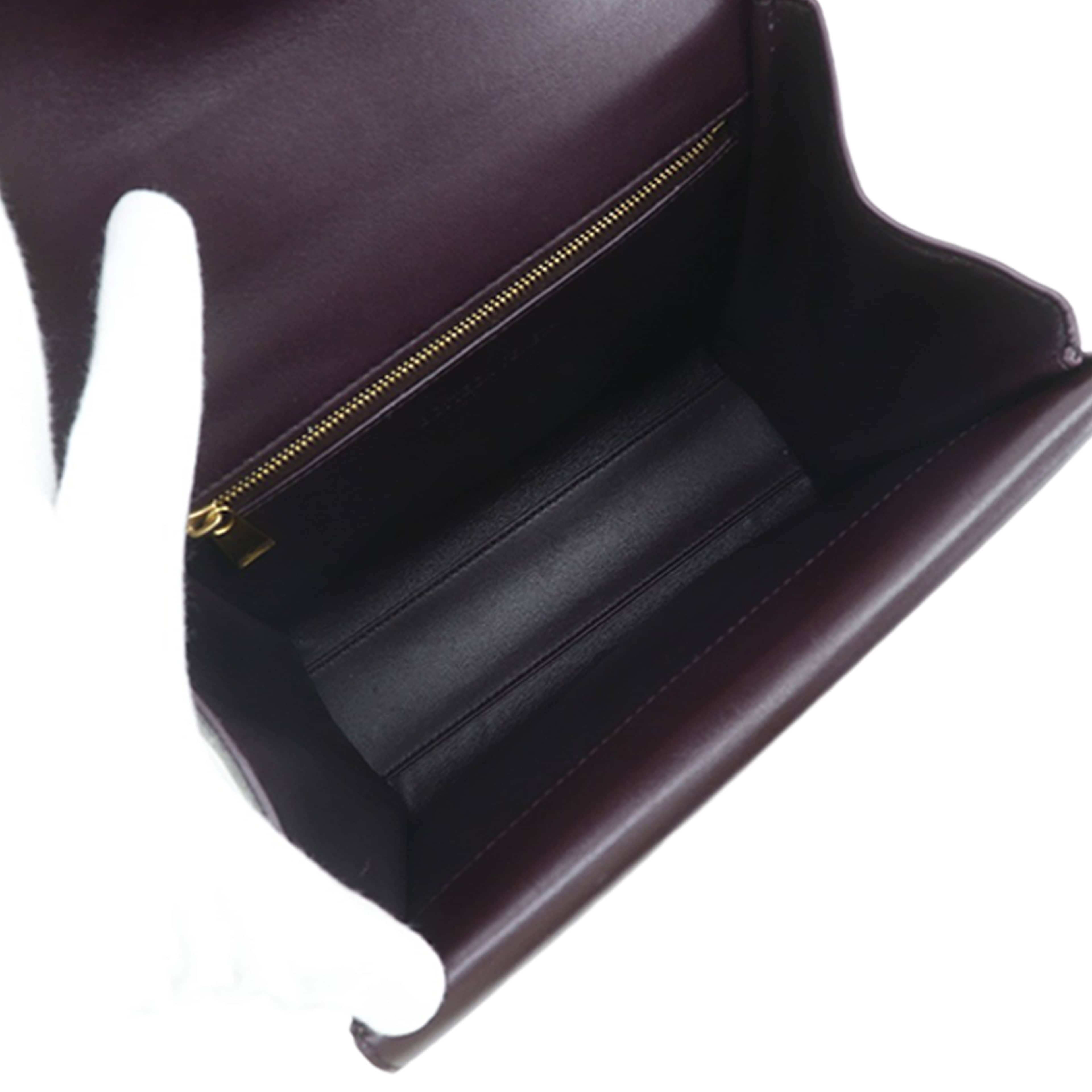 Bottega Veneta Leather The Clip Crossbody, från Luxclusif, i färgen purple. Klicka för att öppna bilden i stort format